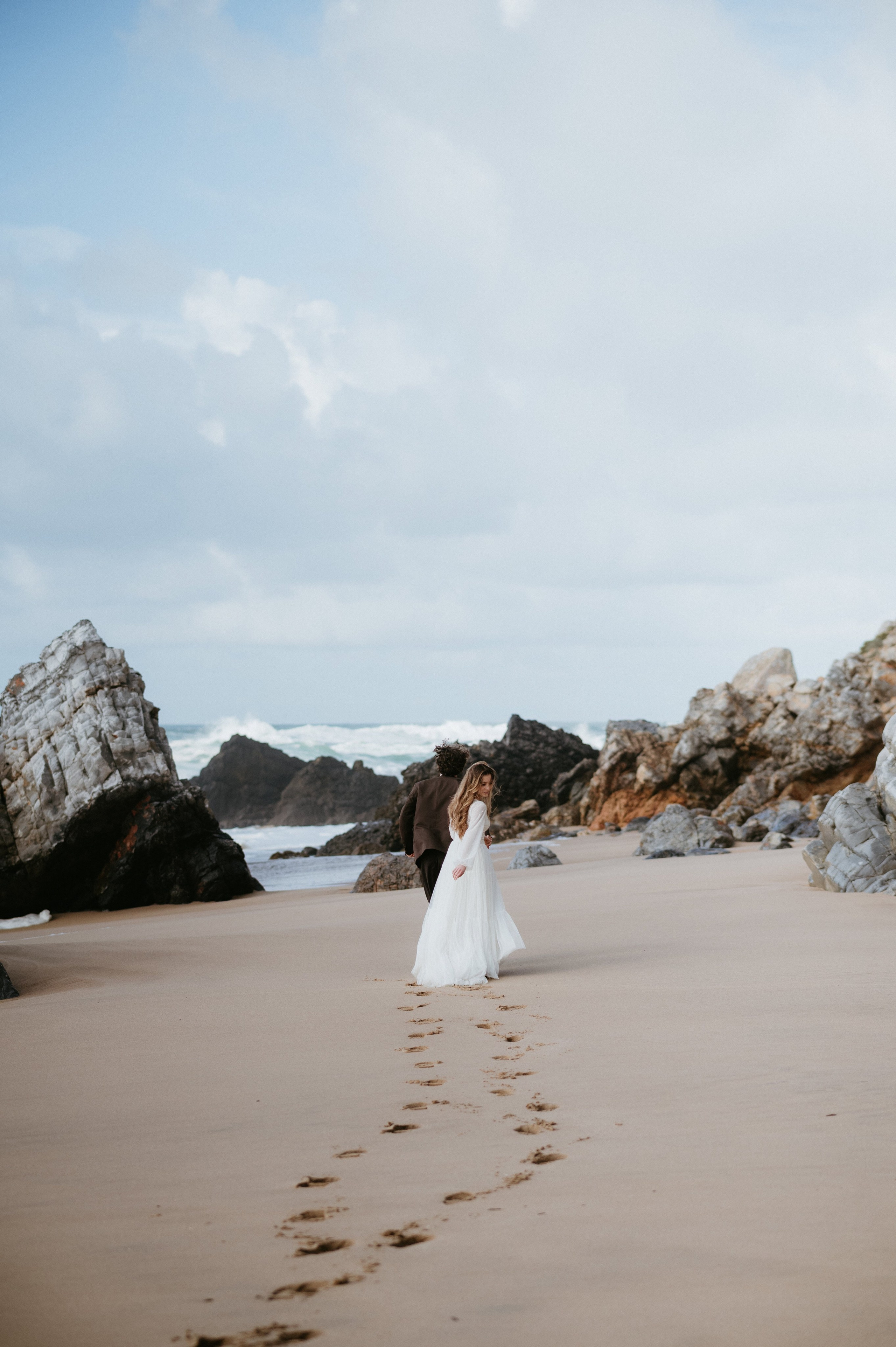 Ședință foto de nuntă pe plaja Adraga – emoție la malul oceanului Atlantic. Valentin Melen — wedding photographer