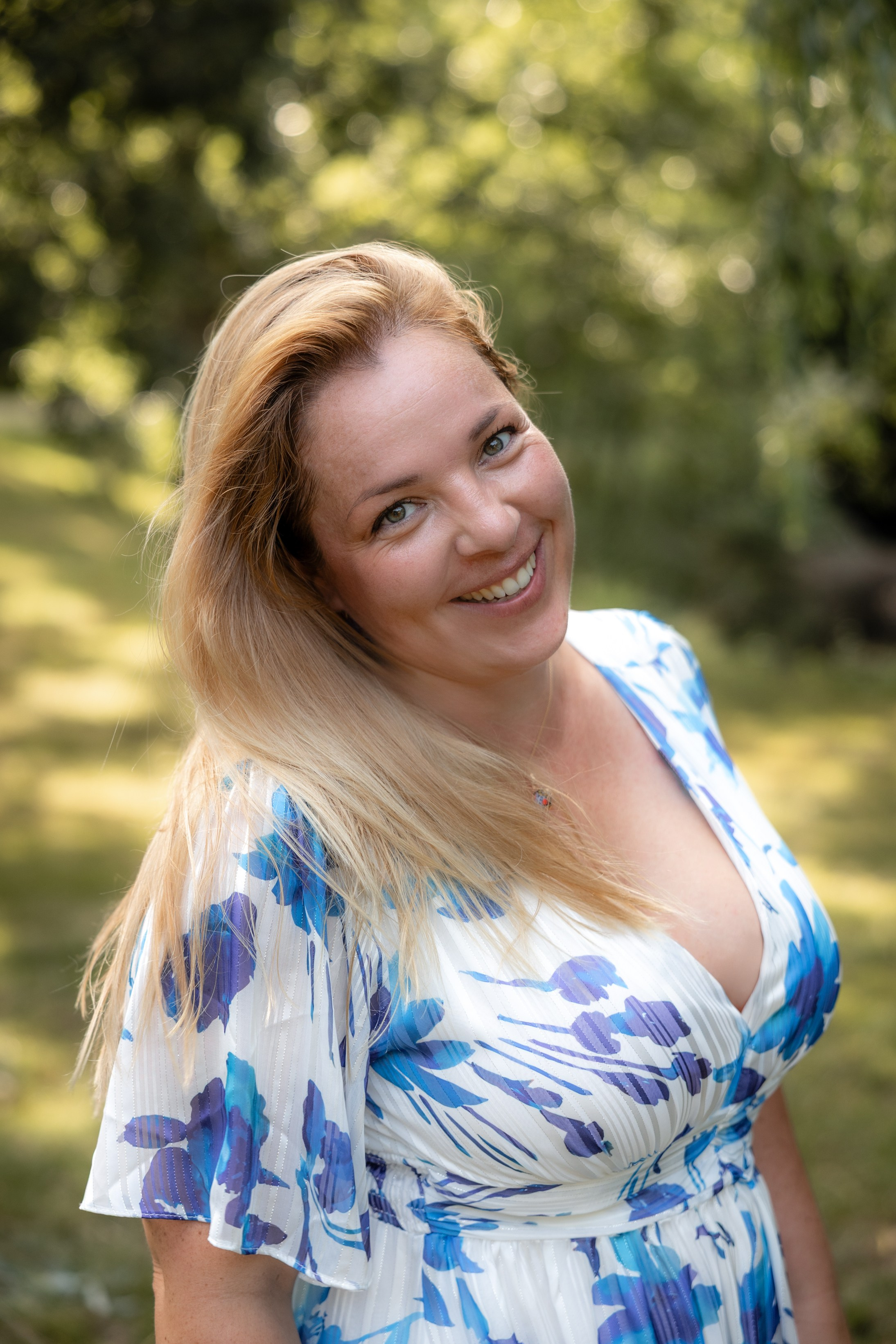 Family photoshoot in Parc du Cabirol, Colomiers. Eugenie Smirnova — wedding, corporate and lifestyle photographer in Toulouse and Southwest France