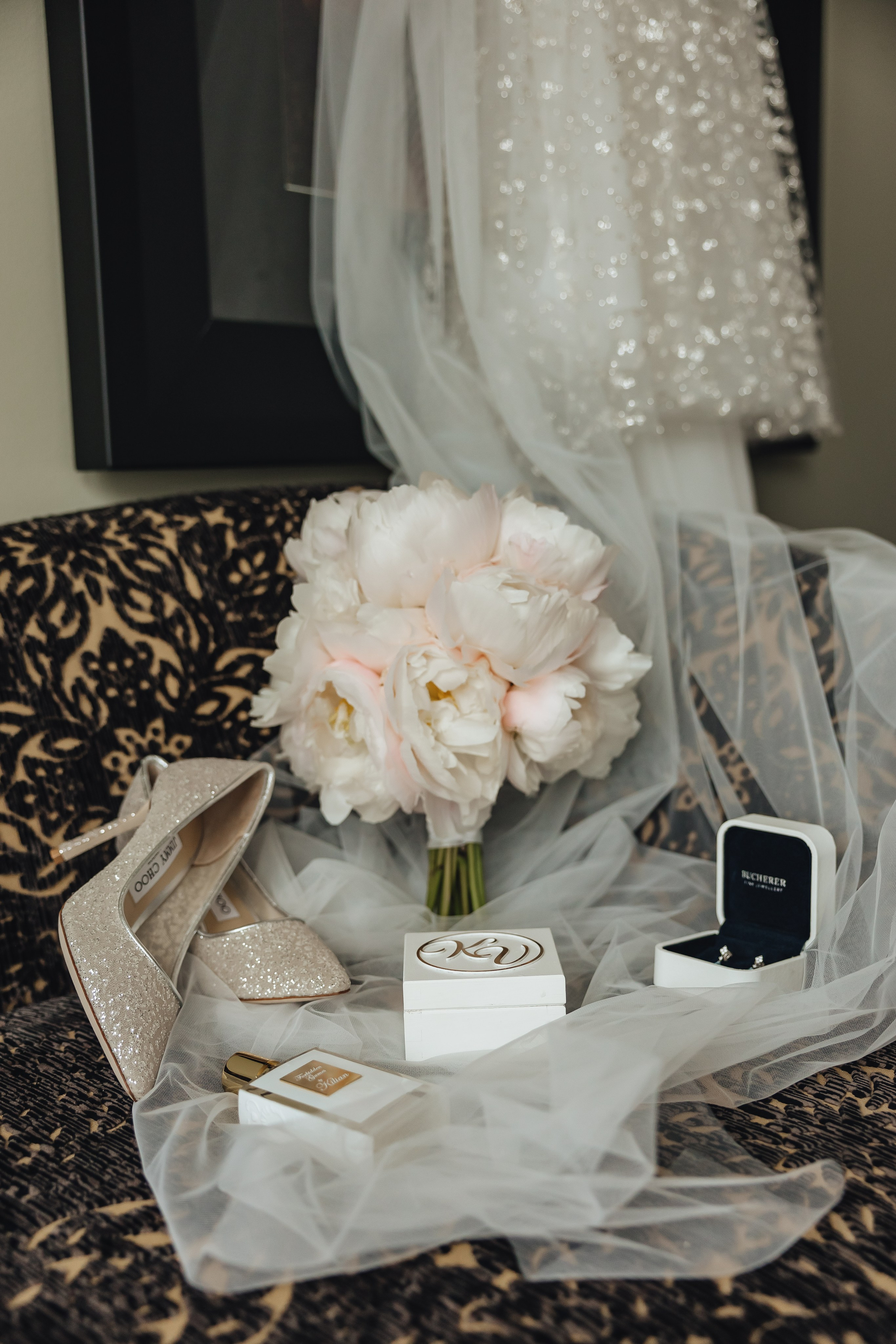 Hochzeitsfotograf Hyatt Düsseldorf. Hochzeitsfotos Hyatt Regency Düsseldorf. Luxus Hochzeit Düsseldorf Hyatt Hotel. Getting Ready Hochzeit Hyatt Düsseldorf. Hochzeitsreportage Düsseldorf Hyatt. Hochzeitsfotograf Rhein-Ruhr Promenade Düsseldorf. Hochzeitsfotos am Rhein Düsseldorf. Lovestory Shooting am Rheinufer Düsseldorf. Romantische Hochzeitsbilder Rhein Düsseldorf. Brautpaarshooting an der Rheinpromenade NRW.