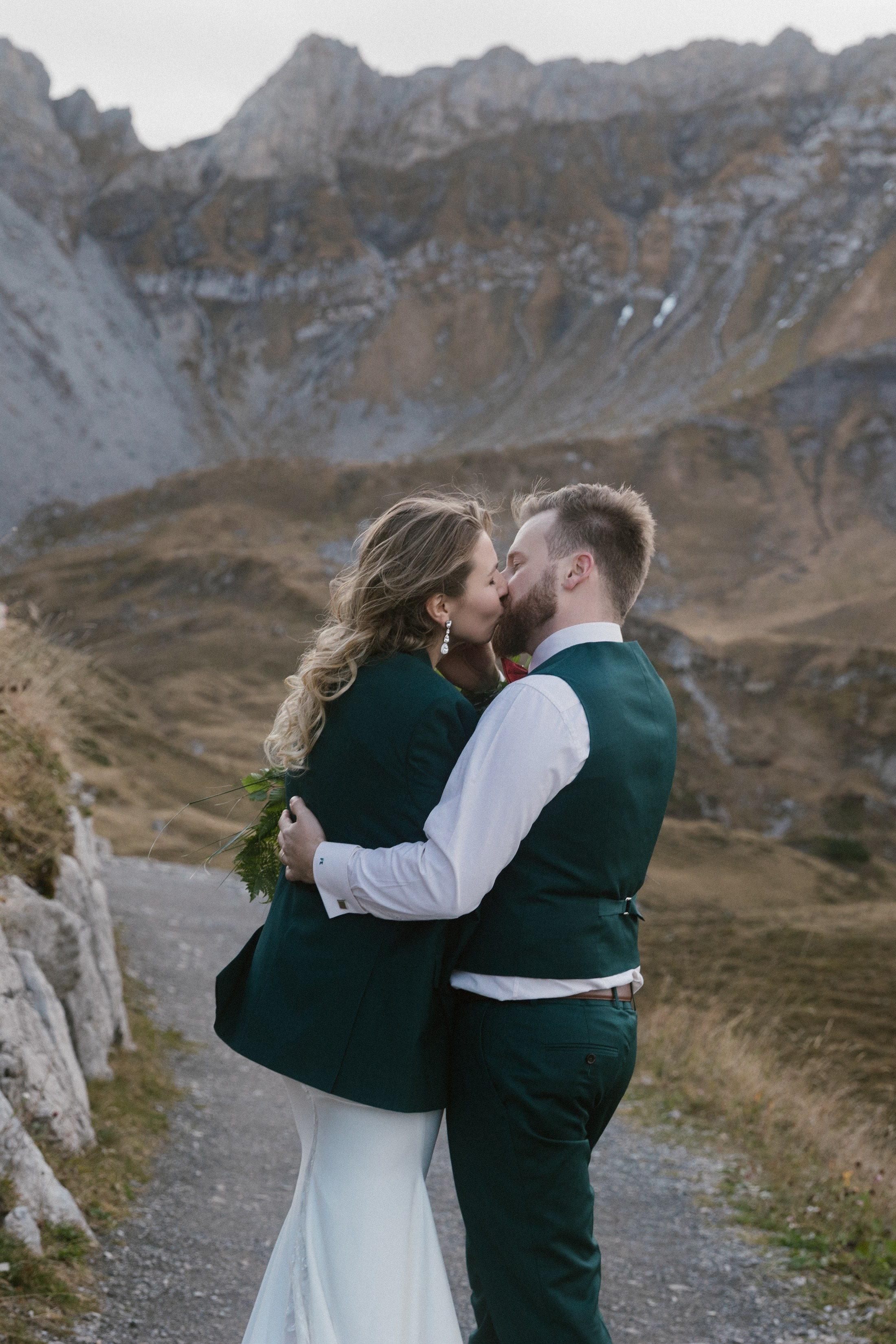 Kuss des Paares auf Bergpfad während Hochzeitsfotos am Lünersee
