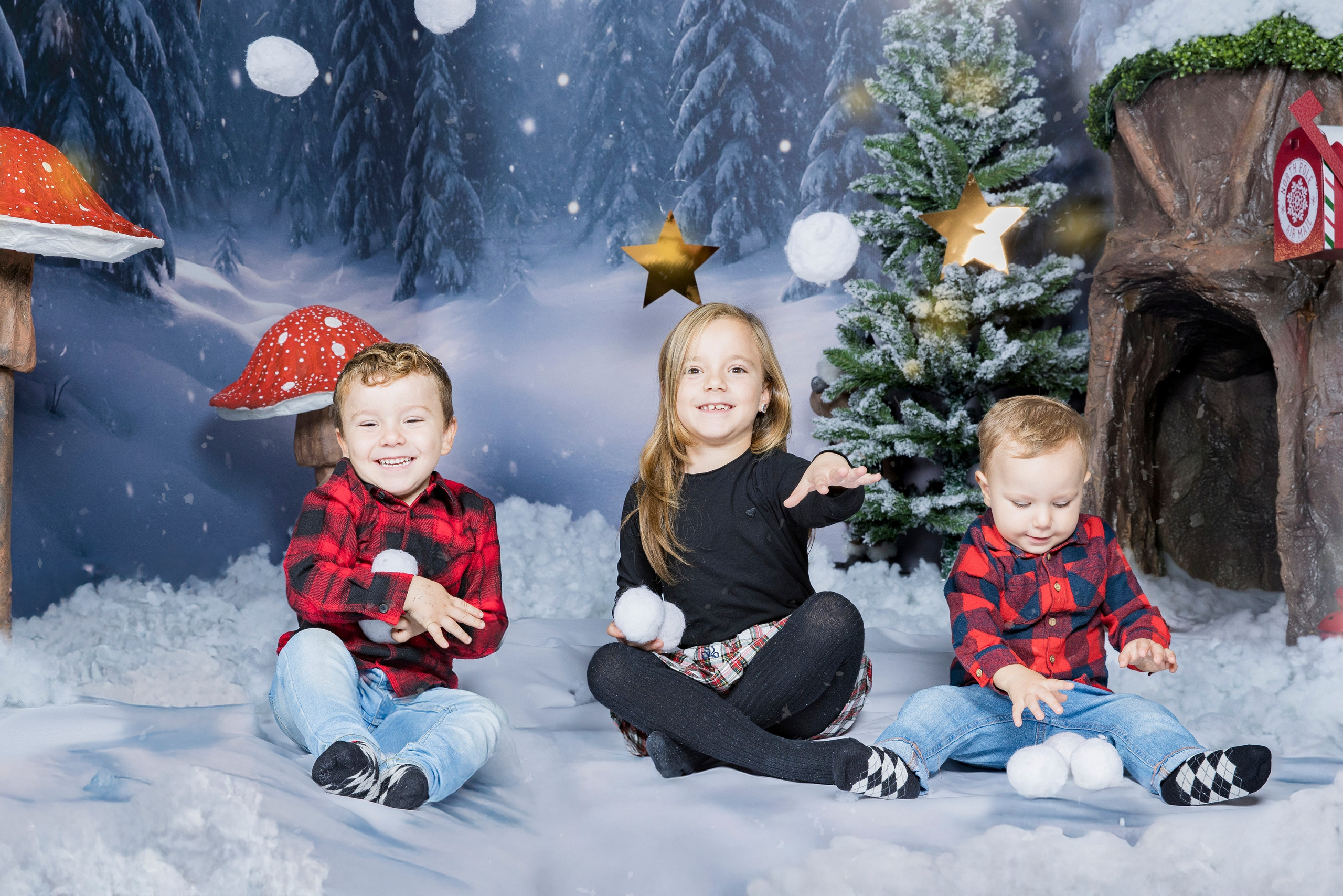 “Niños jugando entre faroles y estrellas en sesión navideña – Rainbox Estudio de Fotografía”