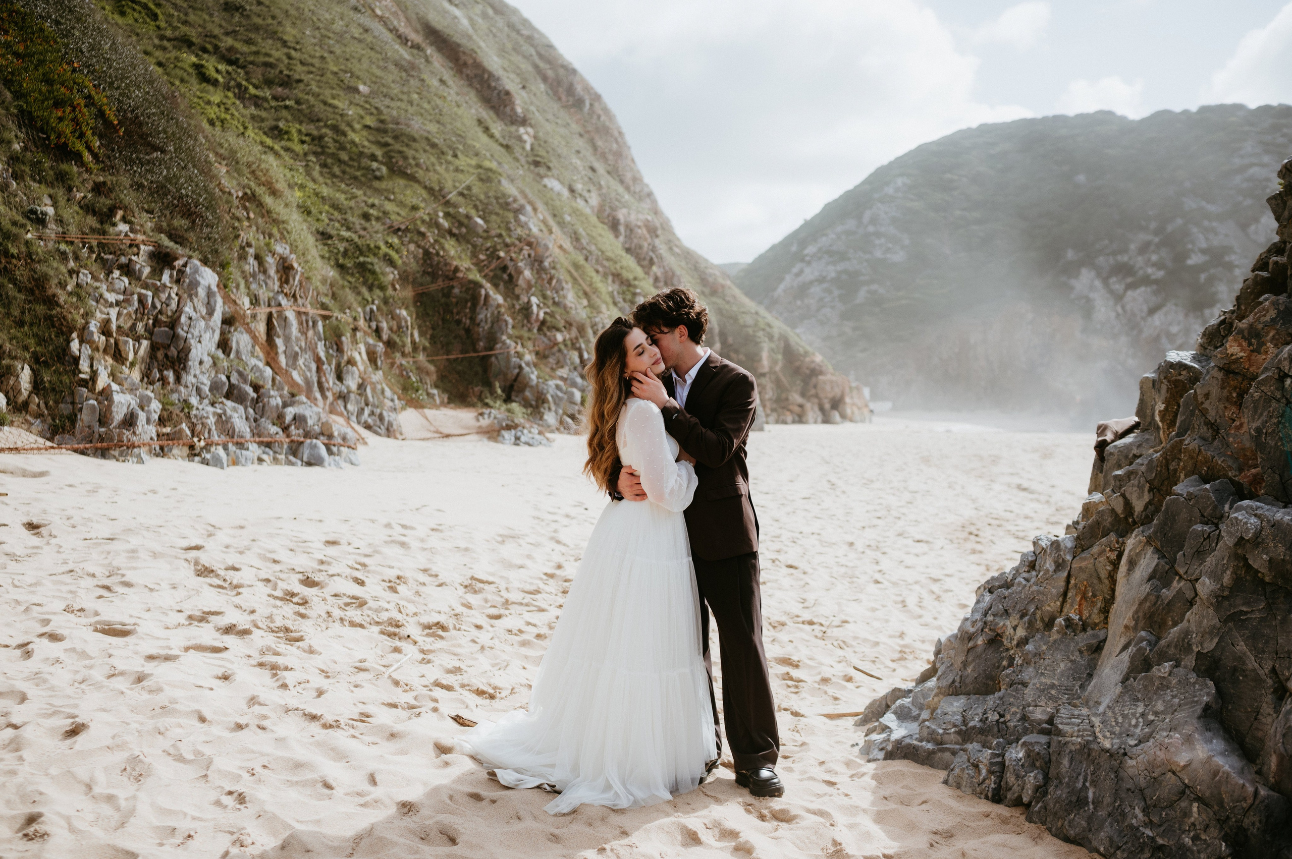 Ședință foto de nuntă pe plaja Adraga – emoție la malul oceanului Atlantic. Valentin Melen — wedding photographer