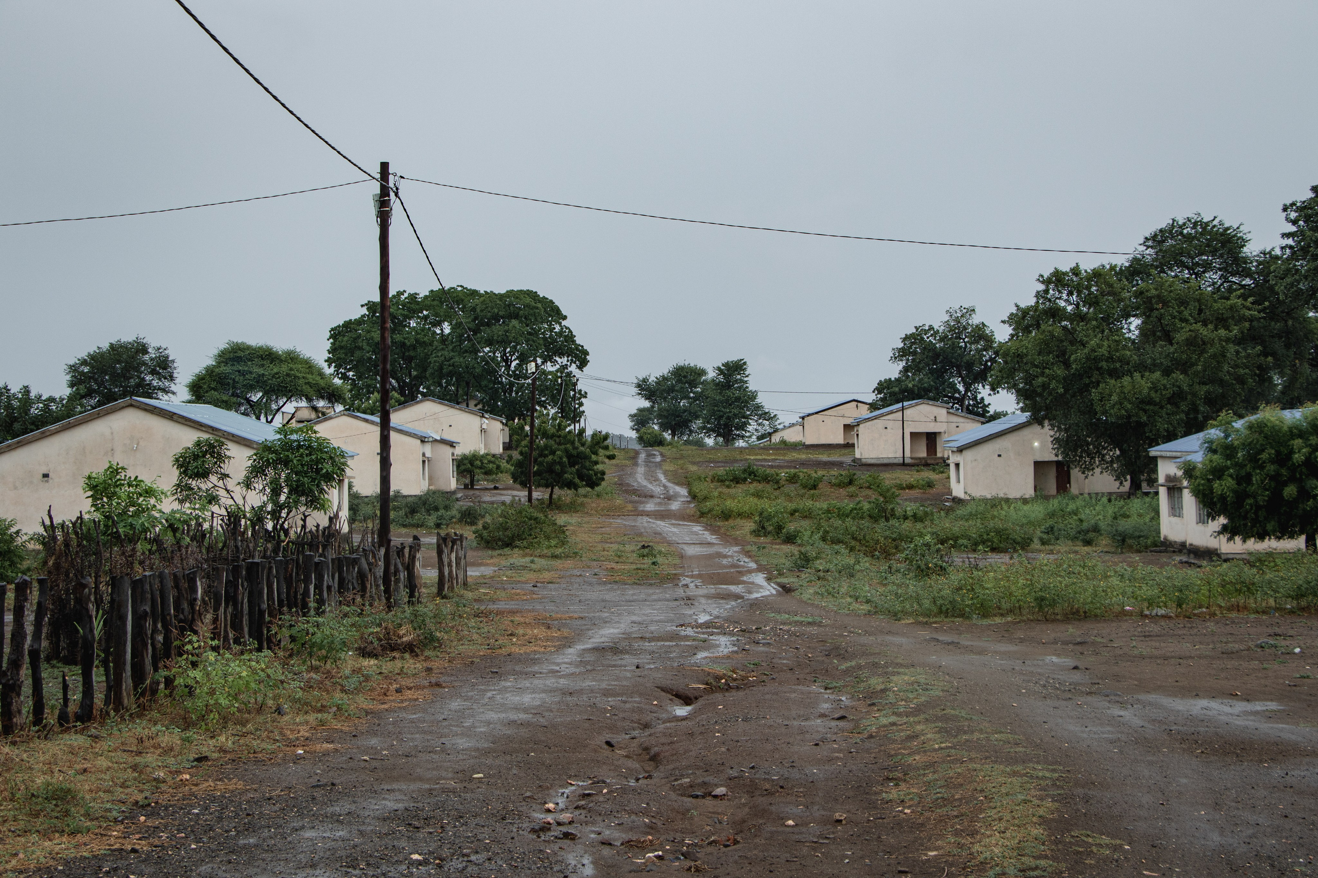 Alignées à flanc de colline, ces maisons construites par des entreprises étrangères devaient accueillir les populations déplacées par les projets hydroélectriques. Aujourd’hui, les trois quarts sont abandonnées. Coupées du fleuve, privées de terres fertiles, loin des repères culturels et des réseaux de solidarité, elles ne répondent ni aux besoins matériels ni aux réalités sociales des communautés déplacées. C’est pourtant ce modèle que les promoteurs du projet de méga barrage de Mphanda Nkuwa, incluant les entreprises françaises, envisagent pour reloger des milliers d’habitants vivant aujourd’hui au bord du Zambèze.
