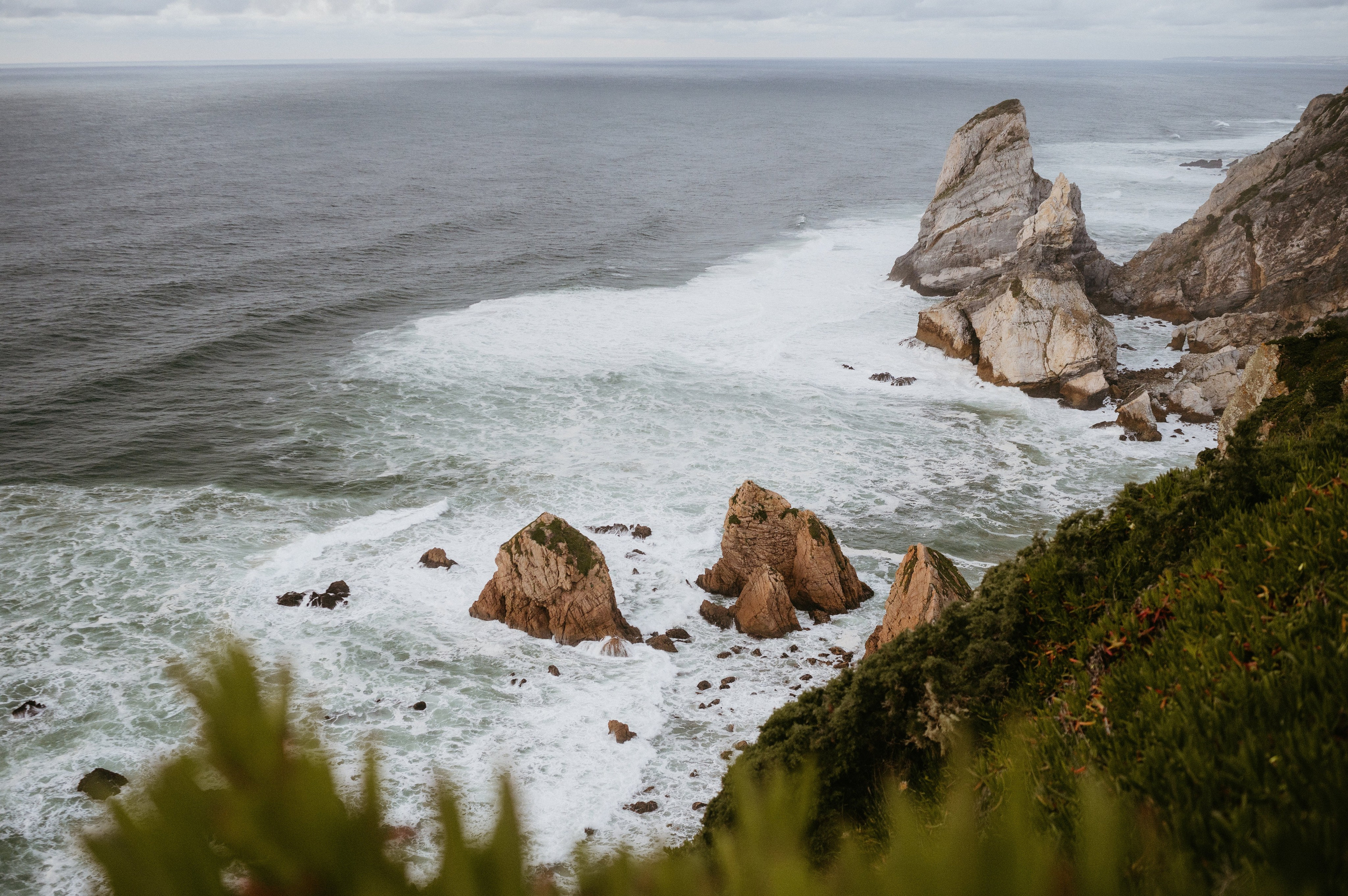 Praia da Ursa – ședință foto de cuplu într-un loc magic din Portugalia. Valentin Melen - fotograf de nunta 🤍