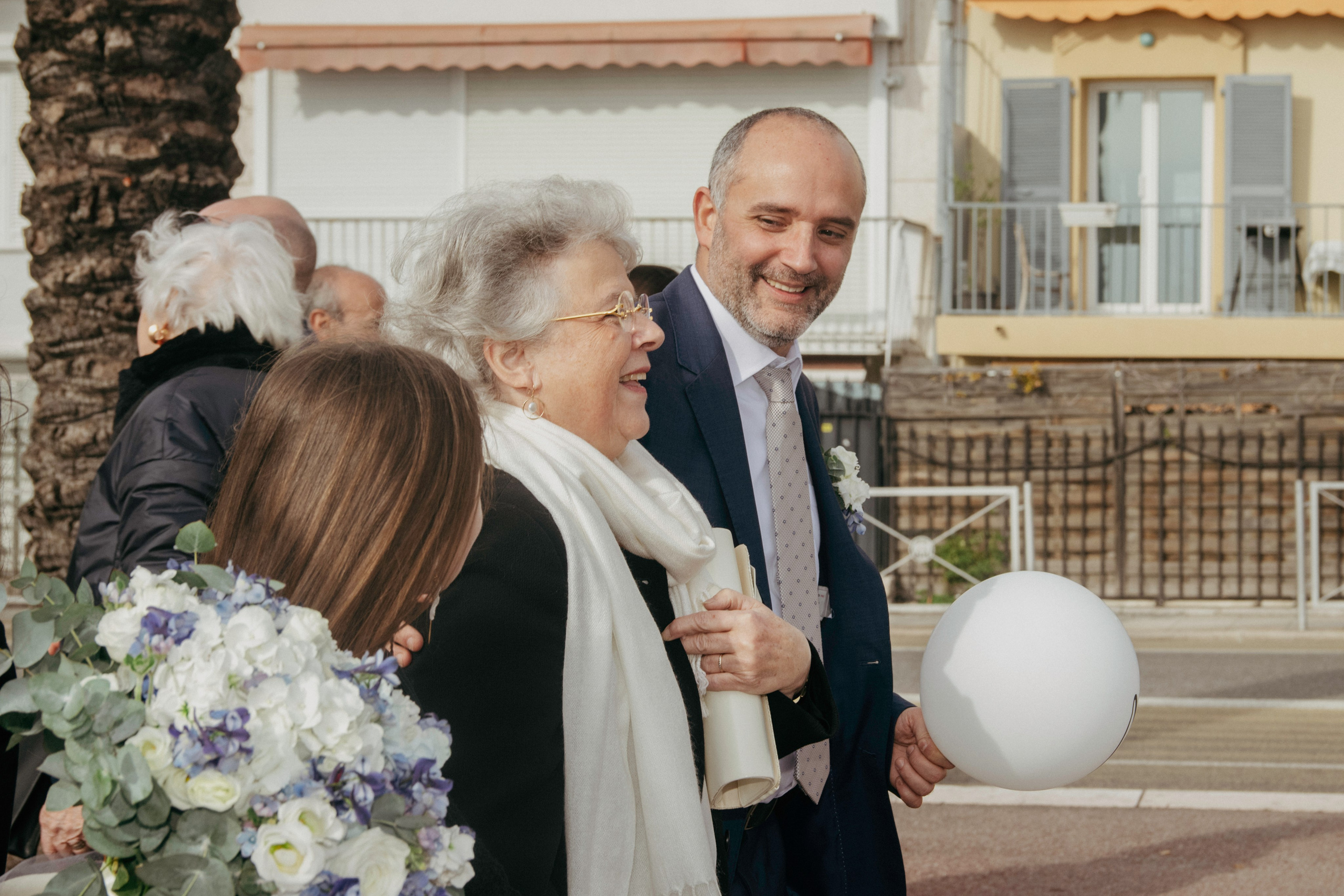 Жених подходит и обнимает маму на свадьбе.