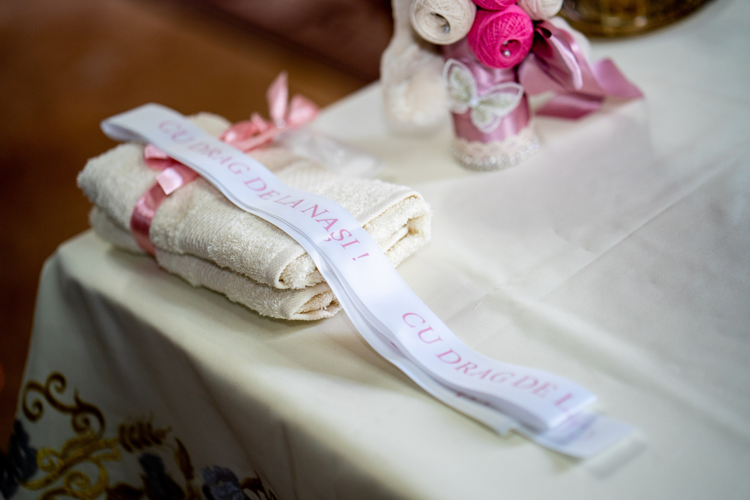 “Bebeluș botezat în biserică, ținut în brațe de nași” • “Detaliu cu lumânarea de botez decorată cu flori albe” • “Părinți emoționați alături de copilul lor la ceremonia de botez” • “Masa festivă de botez cu decor tematic și tort personalizat” • “Momentul în care preotul toarnă apă sfințită pe fruntea bebelușului” “Bebeluș în rochie albă de botez, zâmbind în brațele mamei” • “Detaliu cu cruciulița de botez așezată pe o pernă de satin” • “Părinți și nași aprinzând lumânările în timpul ceremoniei de botez” • “Tort de botez decorat cu figurine tematice și numele copilului” • “Copil botezat dormind liniștit în pătuțul decorat festiv” • “Momentul în care preotul binecuvântează copilul în fața altarului” • “Invitați adunându-se în jurul mesei festive la petrecerea de botez” • “Bebeluș ținând în mână o jucărie personalizată primită la botez” • “Familie fericită pozând împreună după ceremonia de botez” • “Decor tematic cu baloane și flori la locația petrecerii de botez” fotograf Botoșani fotograf evenimente fotograf botez Alin Chirila fotograf alinofotostudio,- Preotul ținându-l pe micuțul Mathias Gabriel la botez, în biserica Înălțarea Domnului, Copălău - Detalii de la botezul lui Mathias – lumânare, trusou și icoană - Familia lui Mathias Gabriel alături de micuț, în ziua botezului - Portret emoționant cu mama și bebelușul în brațe, în biserică,fotograf profesionist evenimente Botoșani, Iași, Suceava, Fălticeni, Bacău, Pașcani, Roman - AlinoFotoStudio by Alin Chirilă - servicii foto nuntă, botez, cununie, ședințe foto creative, albume personalizate, fotografii emoționante și calitative pentru cele mai importante momente din viață,fotograf nuntă Botoșani Alin Chirilă, ședință foto botez Iași - AlinoFotoStudio, servicii fotograf profesionist evenimente Suceava, fotograf cununie civilă Fălticeni - Alin Chirilă, album foto nuntă personalizat Bacău.“Bebeluș botezat în biserică, ținut în brațe de nași” • “Detaliu cu lumânarea de botez decorată cu flori albe” • “Părinți emoționați alături de copilul lor la ceremonia de botez” • “Masa festivă de botez cu decor tematic și tort personalizat” • “Momentul în care preotul toarnă apă sfințită pe fruntea bebelușului” “Bebeluș în rochie albă de botez, zâmbind în brațele mamei” • “Detaliu cu cruciulița de botez așezată pe o pernă de satin” • “Părinți și nași aprinzând lumânările în timpul ceremoniei de botez” • “Tort de botez decorat cu figurine tematice și numele copilului” • “Copil botezat dormind liniștit în pătuțul decorat festiv” • “Momentul în care preotul binecuvântează copilul în fața altarului” • “Invitați adunându-se în jurul mesei festive la petrecerea de botez” • “Bebeluș ținând în mână o jucărie personalizată primită la botez” • “Familie fericită pozând împreună după ceremonia de botez” • “Decor tematic cu baloane și flori la locația petrecerii de botez” fotograf Botoșani fotograf evenimente fotograf botez Alin Chirila fotograf alinofotostudio.fotograf botez Amelis Maria, fotografie botez Botoșani, fotograf Alin Chirilă, amintiri botez, fotografii botez, botez Amelis Maria, fotograf copii, fotografie botez în Botoșani,