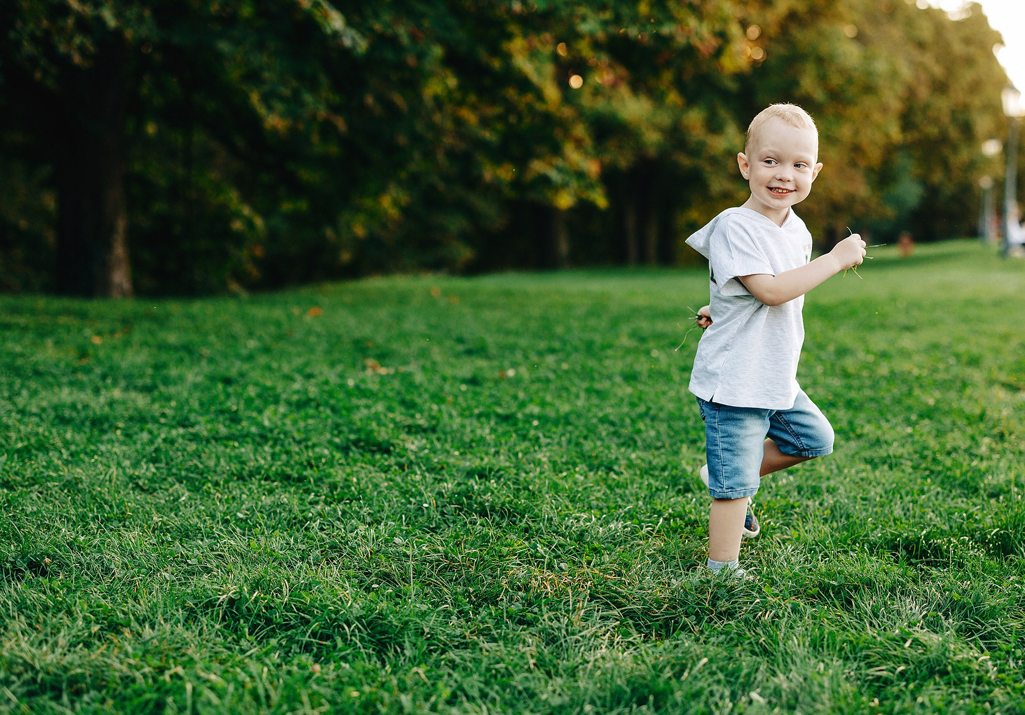 Таня, Андрей и Паша на прогулке. Family and wedding photographer in Prague Natalia Fedori