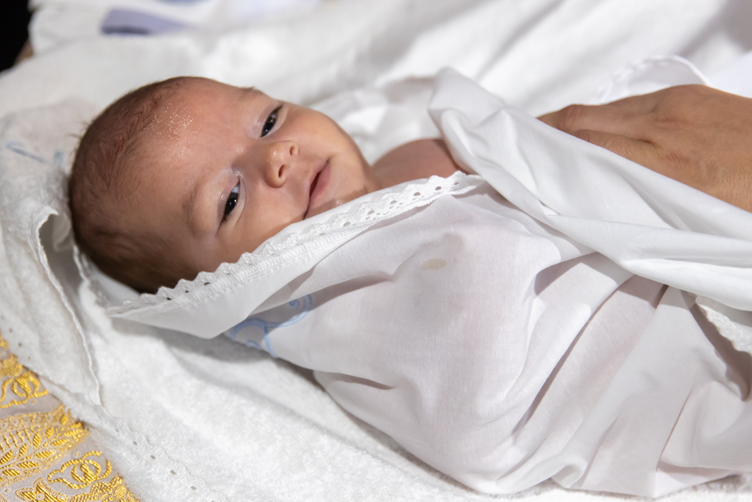 fotograf botez , fotografie botez Botoșani, fotograf Alin Chirilă, amintiri botez, fotografii botez, botez Miruna Parascheva, fotograf copii, fotografie botez în Botoșani-alt="botez , fotografie botez Alin Chirilă, amintiri botez, fotografii emoționante botez Botoșani"-- fotografii-botez-bebelus- amintiri-botez-micuț- moment-sfânt-crestinare- fotografie-emotionanta-botez- detalii-botez-bebelusi- parinti-fericiti-la-botez- fotograf-botez-profesionist- botez-in-biserica-ortodoxa- micuț-botezat-cu-emoție- zâmbete-și-lacrimi-la-botez- bebeluș-la-cristelniță- decor-botez-colorat- botez-cu-dragoste-și-credință- emotie-pura-la-botez- fotograf-botez-botosani- botez-iasi-suceava-fotograf- amintiri-nepretuite-botez-- Preotul ținându-l pe micuțul Mathias Gabriel la botez, în biserica Înălțarea Domnului, Copălău - Detalii de la botezul lui Mathias – lumânare, trusou și icoană - Familia lui Mathias Gabriel alături de micuț, în ziua botezului - Portret emoționant cu mama și bebelușul în brațe, în biserică,fotograf profesionist evenimente Botoșani, Iași, Suceava, Fălticeni, Bacău, Pașcani, Roman - AlinoFotoStudio by Alin Chirilă - servicii foto nuntă, botez, cununie, ședințe foto creative, albume personalizate, fotografii emoționante și calitative pentru cele mai importante momente din viață,fotograf nuntă Botoșani Alin Chirilă, ședință foto botez Iași - AlinoFotoStudio, servicii fotograf profesionist evenimente Suceava, fotograf cununie civilă Fălticeni - Alin Chirilă, album foto nuntă personalizat Bacău.“Bebeluș botezat în biserică, ținut în brațe de nași” • “Detaliu cu lumânarea de botez decorată cu flori albe” • “Părinți emoționați alături de copilul lor la ceremonia de botez” • “Masa festivă de botez cu decor tematic și tort personalizat” • “Momentul în care preotul toarnă apă sfințită pe fruntea bebelușului” “Bebeluș în rochie albă de botez, zâmbind în brațele mamei” • “Detaliu cu cruciulița de botez așezată pe o pernă de satin” • “Părinți și nași aprinzând lumânările în timpul ceremoniei de botez” • “Tort de botez decorat cu figurine tematice și numele copilului” • “Copil botezat dormind liniștit în pătuțul decorat festiv” • “Momentul în care preotul binecuvântează copilul în fața altarului” • “Invitați adunându-se în jurul mesei festive la petrecerea de botez” • “Bebeluș ținând în mână o jucărie personalizată primită la botez” • “Familie fericită pozând împreună după ceremonia de botez” • “Decor tematic cu baloane și flori la locația petrecerii de botez” fotograf Botoșani fotograf evenimente fotograf botez Alin Chirila fotograf alinofotostudio.fotograf botez Amelis Maria, fotografie botez Botoșani, fotograf Alin Chirilă, amintiri botez, fotografii botez, botez Amelis Maria, fotograf copii, fotografie botez în Botoșani,