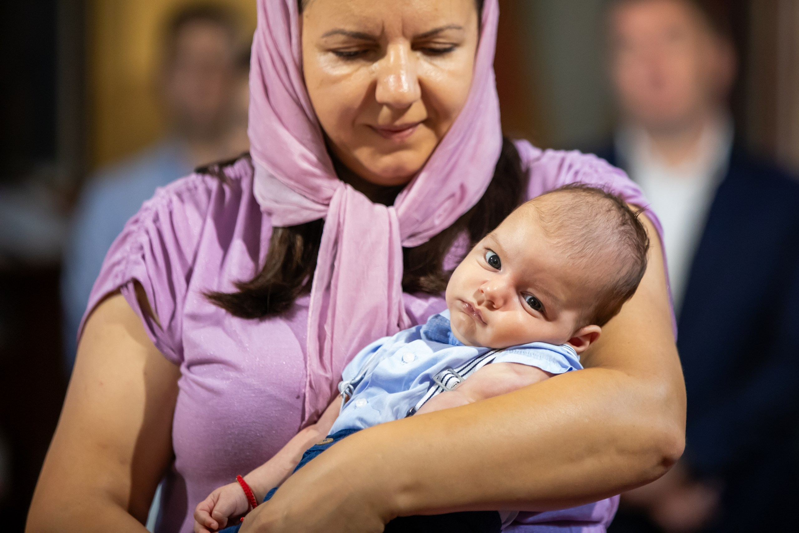 fotograf botez , fotografie botez Botoșani, fotograf Alin Chirilă, amintiri botez, fotografii botez, botez Miruna Parascheva, fotograf copii, fotografie botez în Botoșani-alt="botez , fotografie botez Alin Chirilă, amintiri botez, fotografii emoționante botez Botoșani"-- fotografii-botez-bebelus- amintiri-botez-micuț- moment-sfânt-crestinare- fotografie-emotionanta-botez- detalii-botez-bebelusi- parinti-fericiti-la-botez- fotograf-botez-profesionist- botez-in-biserica-ortodoxa- micuț-botezat-cu-emoție- zâmbete-și-lacrimi-la-botez- bebeluș-la-cristelniță- decor-botez-colorat- botez-cu-dragoste-și-credință- emotie-pura-la-botez- fotograf-botez-botosani- botez-iasi-suceava-fotograf- amintiri-nepretuite-botez-- Preotul ținându-l pe micuțul Mathias Gabriel la botez, în biserica Înălțarea Domnului, Copălău - Detalii de la botezul lui Mathias – lumânare, trusou și icoană - Familia lui Mathias Gabriel alături de micuț, în ziua botezului - Portret emoționant cu mama și bebelușul în brațe, în biserică,fotograf profesionist evenimente Botoșani, Iași, Suceava, Fălticeni, Bacău, Pașcani, Roman - AlinoFotoStudio by Alin Chirilă - servicii foto nuntă, botez, cununie, ședințe foto creative, albume personalizate, fotografii emoționante și calitative pentru cele mai importante momente din viață,fotograf nuntă Botoșani Alin Chirilă, ședință foto botez Iași - AlinoFotoStudio, servicii fotograf profesionist evenimente Suceava, fotograf cununie civilă Fălticeni - Alin Chirilă, album foto nuntă personalizat Bacău.“Bebeluș botezat în biserică, ținut în brațe de nași” • “Detaliu cu lumânarea de botez decorată cu flori albe” • “Părinți emoționați alături de copilul lor la ceremonia de botez” • “Masa festivă de botez cu decor tematic și tort personalizat” • “Momentul în care preotul toarnă apă sfințită pe fruntea bebelușului” “Bebeluș în rochie albă de botez, zâmbind în brațele mamei” • “Detaliu cu cruciulița de botez așezată pe o pernă de satin” • “Părinți și nași aprinzând lumânările în timpul ceremoniei de botez” • “Tort de botez decorat cu figurine tematice și numele copilului” • “Copil botezat dormind liniștit în pătuțul decorat festiv” • “Momentul în care preotul binecuvântează copilul în fața altarului” • “Invitați adunându-se în jurul mesei festive la petrecerea de botez” • “Bebeluș ținând în mână o jucărie personalizată primită la botez” • “Familie fericită pozând împreună după ceremonia de botez” • “Decor tematic cu baloane și flori la locația petrecerii de botez” fotograf Botoșani fotograf evenimente fotograf botez Alin Chirila fotograf alinofotostudio.fotograf botez Amelis Maria, fotografie botez Botoșani, fotograf Alin Chirilă, amintiri botez, fotografii botez, botez Amelis Maria, fotograf copii, fotografie botez în Botoșani,