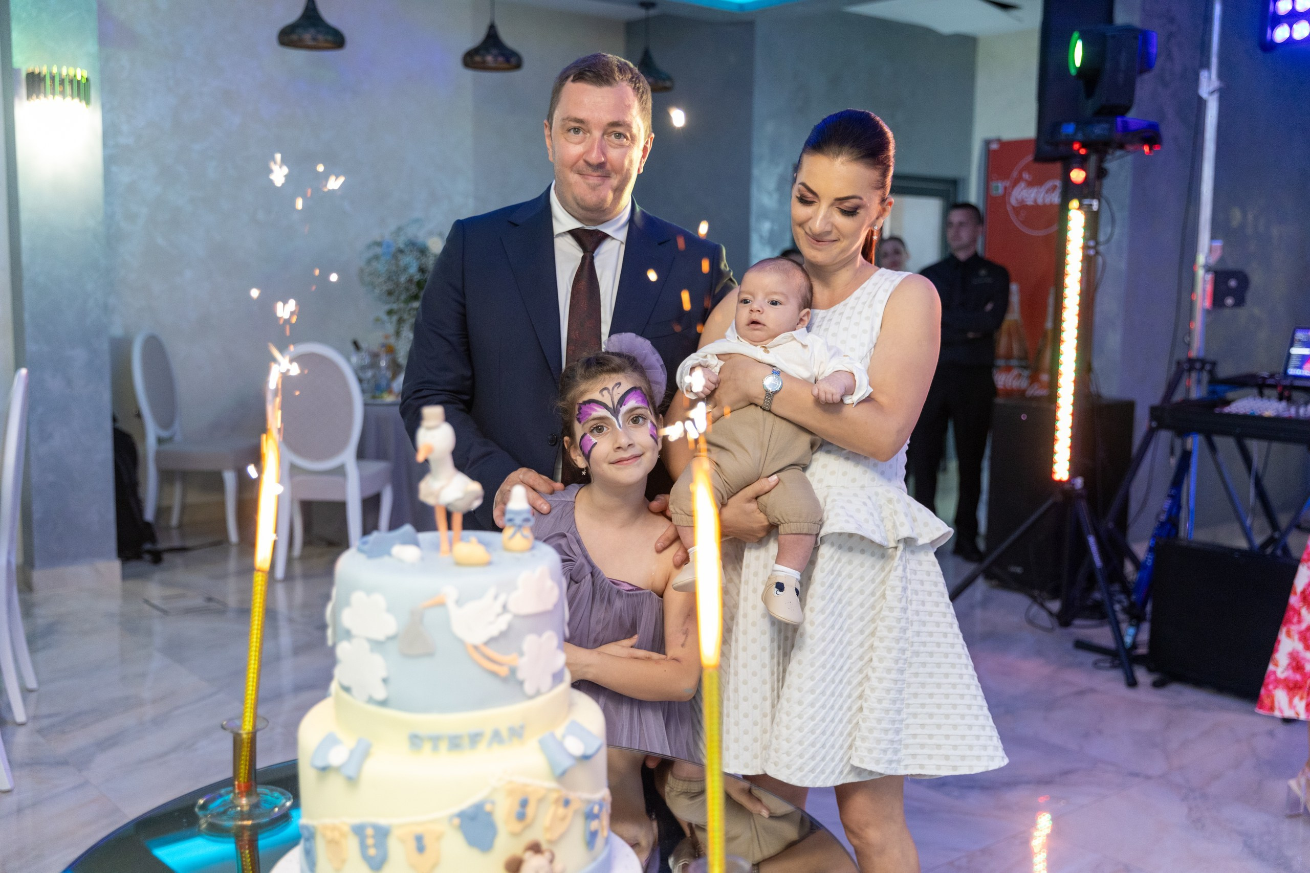 fotograf botez , fotografie botez Botoșani, fotograf Alin Chirilă, amintiri botez, fotografii botez, botez Miruna Parascheva, fotograf copii, fotografie botez în Botoșani-alt="botez , fotografie botez Alin Chirilă, amintiri botez, fotografii emoționante botez Botoșani"-- fotografii-botez-bebelus- amintiri-botez-micuț- moment-sfânt-crestinare- fotografie-emotionanta-botez- detalii-botez-bebelusi- parinti-fericiti-la-botez- fotograf-botez-profesionist- botez-in-biserica-ortodoxa- micuț-botezat-cu-emoție- zâmbete-și-lacrimi-la-botez- bebeluș-la-cristelniță- decor-botez-colorat- botez-cu-dragoste-și-credință- emotie-pura-la-botez- fotograf-botez-botosani- botez-iasi-suceava-fotograf- amintiri-nepretuite-botez-- Preotul ținându-l pe micuțul Mathias Gabriel la botez, în biserica Înălțarea Domnului, Copălău - Detalii de la botezul lui Mathias – lumânare, trusou și icoană - Familia lui Mathias Gabriel alături de micuț, în ziua botezului - Portret emoționant cu mama și bebelușul în brațe, în biserică,fotograf profesionist evenimente Botoșani, Iași, Suceava, Fălticeni, Bacău, Pașcani, Roman - AlinoFotoStudio by Alin Chirilă - servicii foto nuntă, botez, cununie, ședințe foto creative, albume personalizate, fotografii emoționante și calitative pentru cele mai importante momente din viață,fotograf nuntă Botoșani Alin Chirilă, ședință foto botez Iași - AlinoFotoStudio, servicii fotograf profesionist evenimente Suceava, fotograf cununie civilă Fălticeni - Alin Chirilă, album foto nuntă personalizat Bacău.“Bebeluș botezat în biserică, ținut în brațe de nași” • “Detaliu cu lumânarea de botez decorată cu flori albe” • “Părinți emoționați alături de copilul lor la ceremonia de botez” • “Masa festivă de botez cu decor tematic și tort personalizat” • “Momentul în care preotul toarnă apă sfințită pe fruntea bebelușului” “Bebeluș în rochie albă de botez, zâmbind în brațele mamei” • “Detaliu cu cruciulița de botez așezată pe o pernă de satin” • “Părinți și nași aprinzând lumânările în timpul ceremoniei de botez” • “Tort de botez decorat cu figurine tematice și numele copilului” • “Copil botezat dormind liniștit în pătuțul decorat festiv” • “Momentul în care preotul binecuvântează copilul în fața altarului” • “Invitați adunându-se în jurul mesei festive la petrecerea de botez” • “Bebeluș ținând în mână o jucărie personalizată primită la botez” • “Familie fericită pozând împreună după ceremonia de botez” • “Decor tematic cu baloane și flori la locația petrecerii de botez” fotograf Botoșani fotograf evenimente fotograf botez Alin Chirila fotograf alinofotostudio.fotograf botez Amelis Maria, fotografie botez Botoșani, fotograf Alin Chirilă, amintiri botez, fotografii botez, botez Amelis Maria, fotograf copii, fotografie botez în Botoșani,