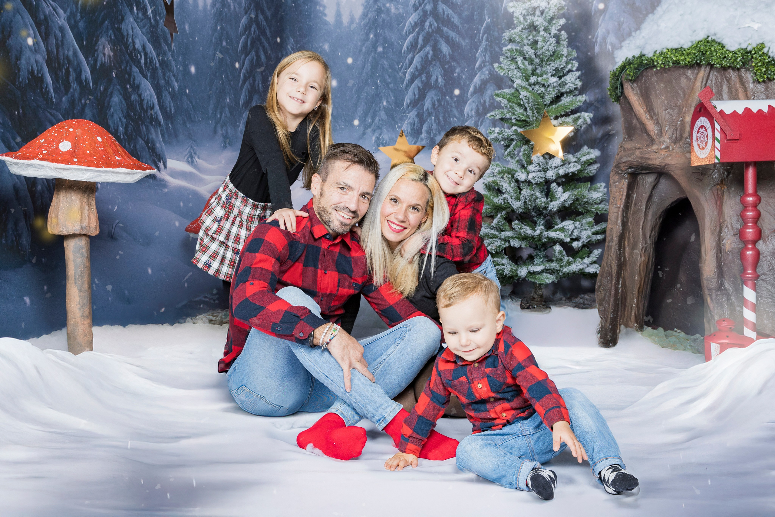 “Familia posando en el Bosque Mágico de Navidad – Rainbox Estudio de Fotografía Torrejón de Ardoz”
