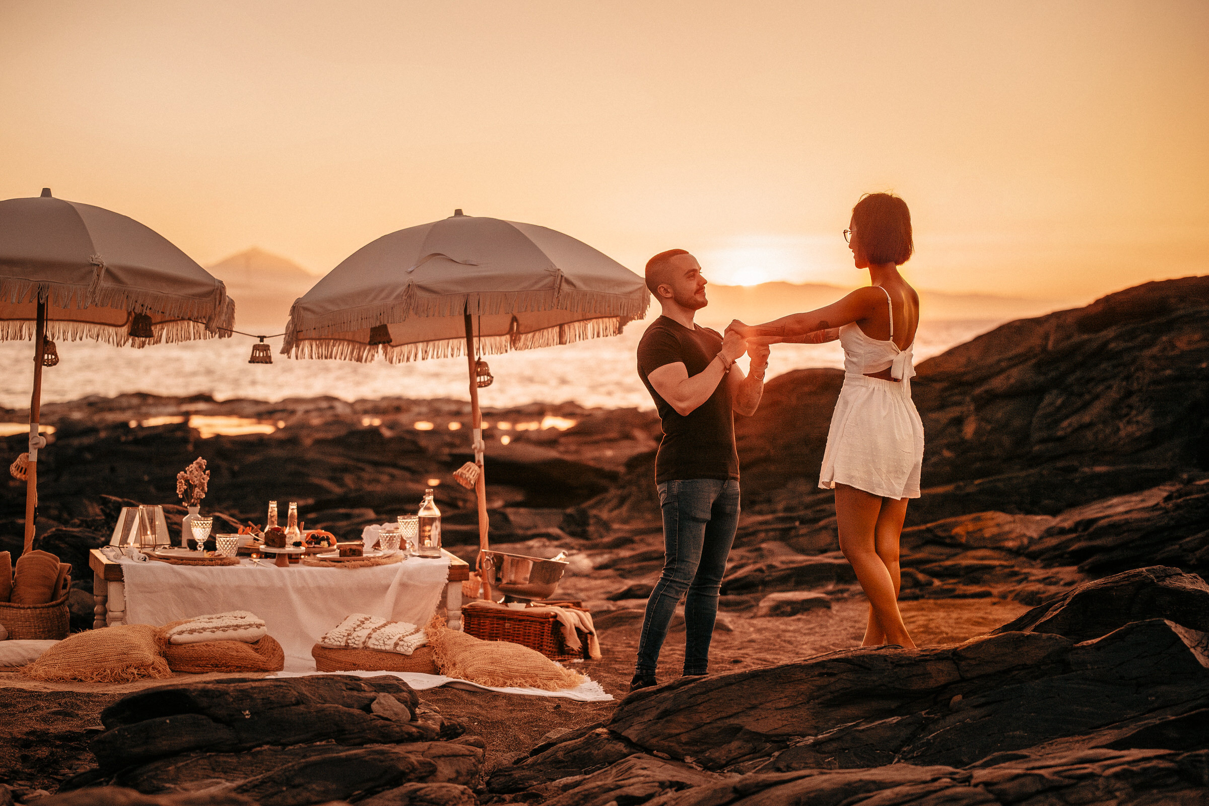 Pari tanssii kauniisti rannalla auringonlaskun aikaan ammattivalokuvaajan vangitsemana. Love Story -kuvia Gran Canarialla