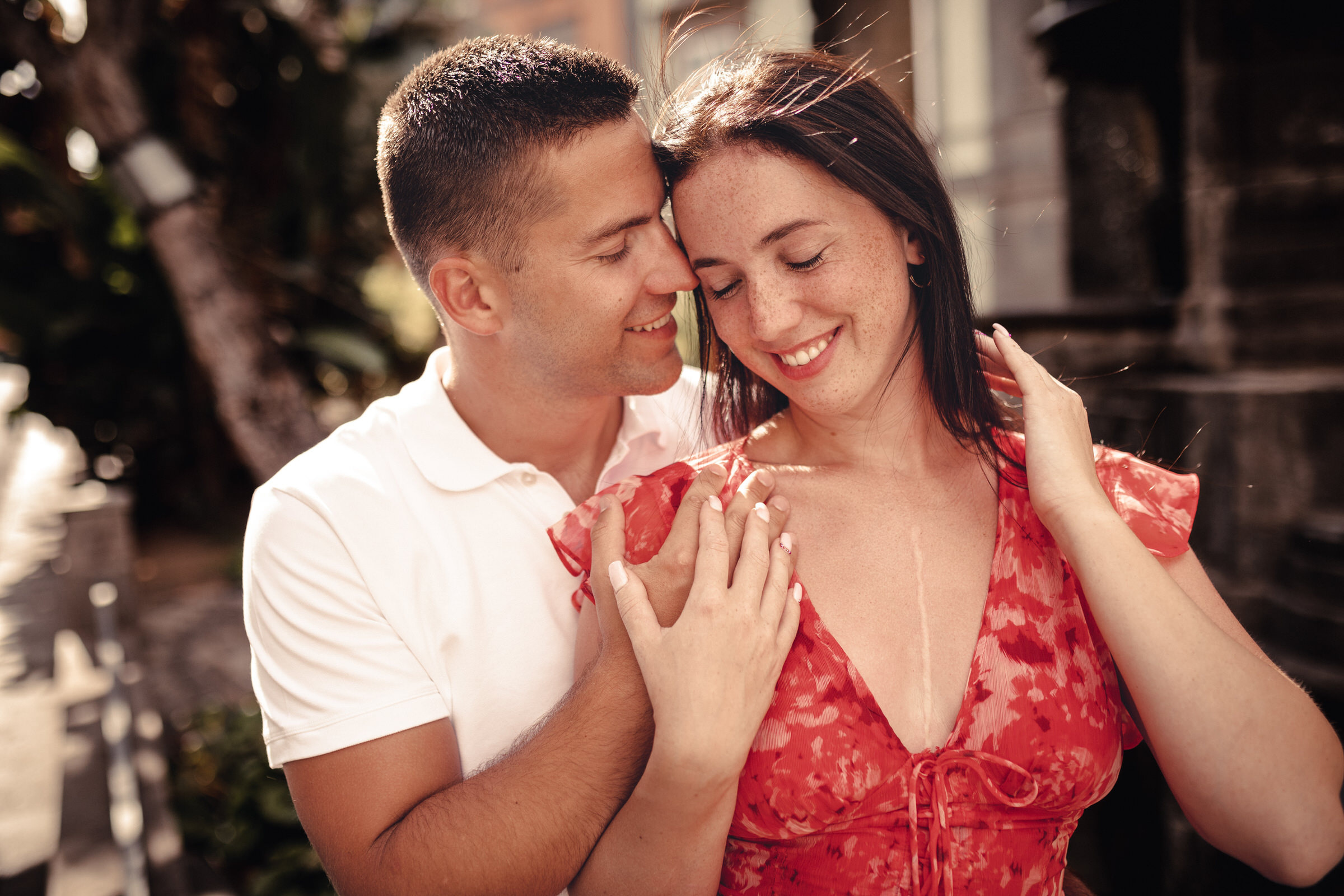 Gran Canaria Valokuvaaja Mies ja nainen halaavat rakennuksen edessä.