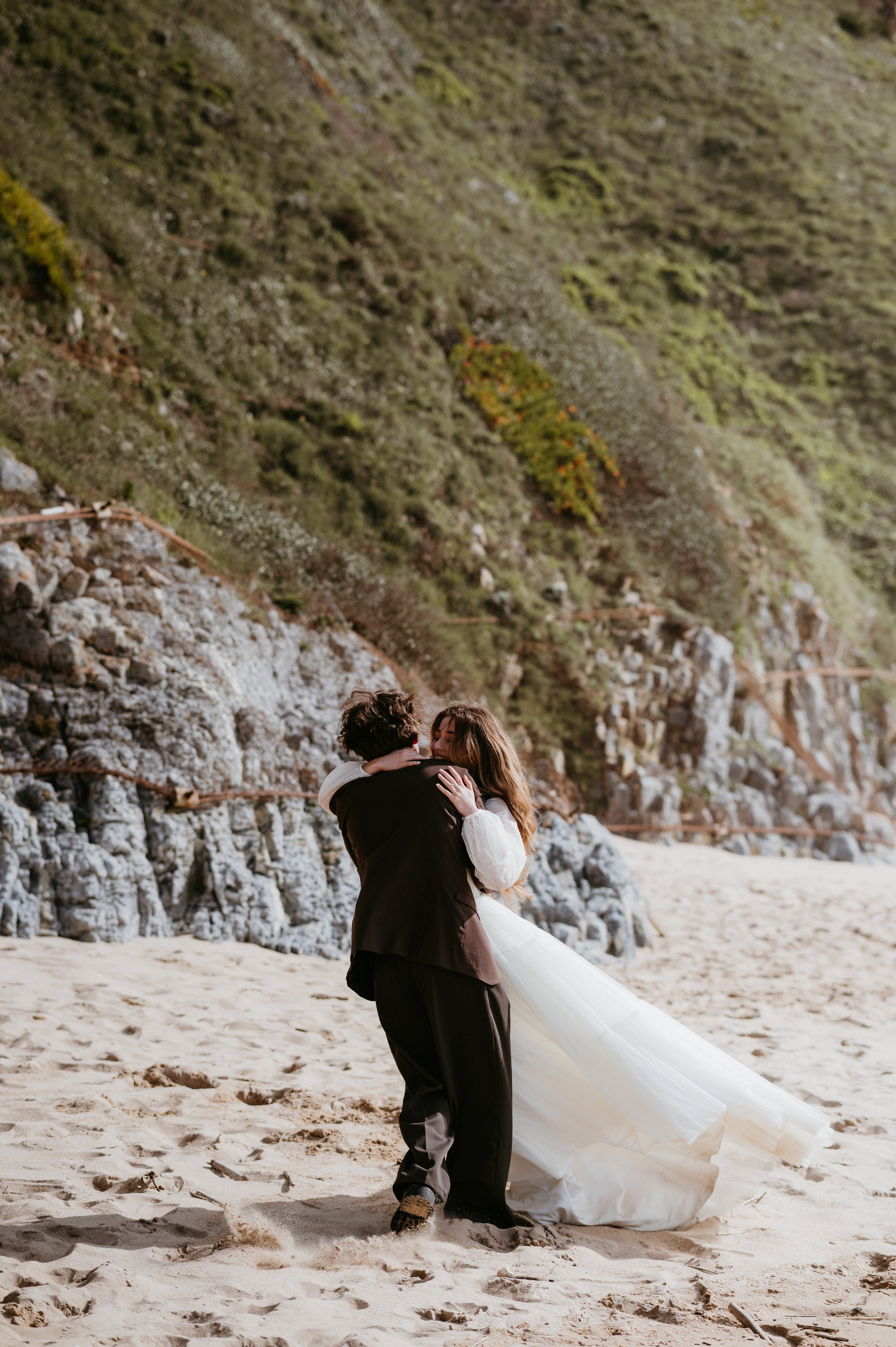 Ședință foto de nuntă pe plaja Adraga – emoție la malul oceanului Atlantic. Valentin Melen — wedding photographer
