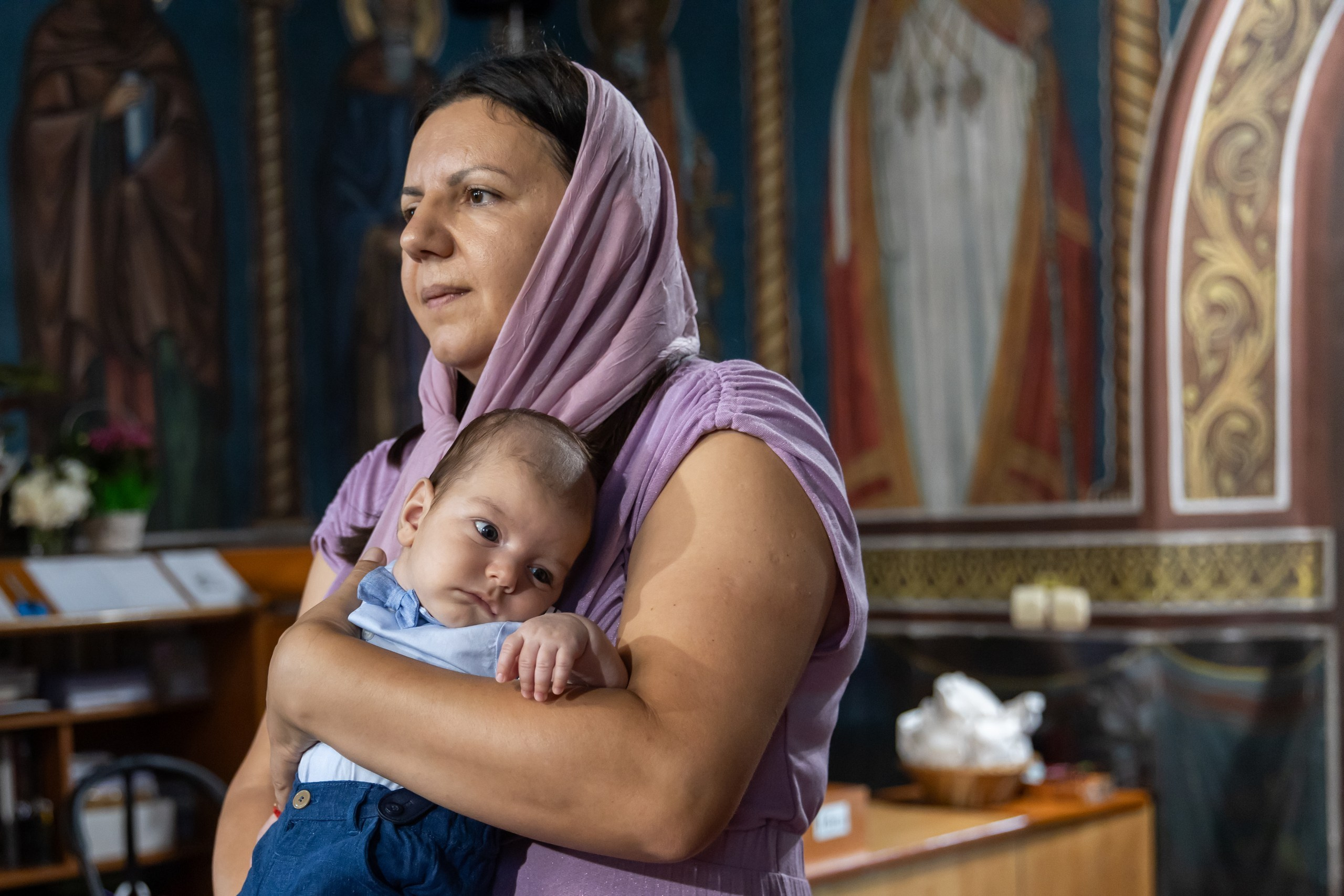 fotograf botez , fotografie botez Botoșani, fotograf Alin Chirilă, amintiri botez, fotografii botez, botez Miruna Parascheva, fotograf copii, fotografie botez în Botoșani-alt="botez , fotografie botez Alin Chirilă, amintiri botez, fotografii emoționante botez Botoșani"-- fotografii-botez-bebelus- amintiri-botez-micuț- moment-sfânt-crestinare- fotografie-emotionanta-botez- detalii-botez-bebelusi- parinti-fericiti-la-botez- fotograf-botez-profesionist- botez-in-biserica-ortodoxa- micuț-botezat-cu-emoție- zâmbete-și-lacrimi-la-botez- bebeluș-la-cristelniță- decor-botez-colorat- botez-cu-dragoste-și-credință- emotie-pura-la-botez- fotograf-botez-botosani- botez-iasi-suceava-fotograf- amintiri-nepretuite-botez-- Preotul ținându-l pe micuțul Mathias Gabriel la botez, în biserica Înălțarea Domnului, Copălău - Detalii de la botezul lui Mathias – lumânare, trusou și icoană - Familia lui Mathias Gabriel alături de micuț, în ziua botezului - Portret emoționant cu mama și bebelușul în brațe, în biserică,fotograf profesionist evenimente Botoșani, Iași, Suceava, Fălticeni, Bacău, Pașcani, Roman - AlinoFotoStudio by Alin Chirilă - servicii foto nuntă, botez, cununie, ședințe foto creative, albume personalizate, fotografii emoționante și calitative pentru cele mai importante momente din viață,fotograf nuntă Botoșani Alin Chirilă, ședință foto botez Iași - AlinoFotoStudio, servicii fotograf profesionist evenimente Suceava, fotograf cununie civilă Fălticeni - Alin Chirilă, album foto nuntă personalizat Bacău.“Bebeluș botezat în biserică, ținut în brațe de nași” • “Detaliu cu lumânarea de botez decorată cu flori albe” • “Părinți emoționați alături de copilul lor la ceremonia de botez” • “Masa festivă de botez cu decor tematic și tort personalizat” • “Momentul în care preotul toarnă apă sfințită pe fruntea bebelușului” “Bebeluș în rochie albă de botez, zâmbind în brațele mamei” • “Detaliu cu cruciulița de botez așezată pe o pernă de satin” • “Părinți și nași aprinzând lumânările în timpul ceremoniei de botez” • “Tort de botez decorat cu figurine tematice și numele copilului” • “Copil botezat dormind liniștit în pătuțul decorat festiv” • “Momentul în care preotul binecuvântează copilul în fața altarului” • “Invitați adunându-se în jurul mesei festive la petrecerea de botez” • “Bebeluș ținând în mână o jucărie personalizată primită la botez” • “Familie fericită pozând împreună după ceremonia de botez” • “Decor tematic cu baloane și flori la locația petrecerii de botez” fotograf Botoșani fotograf evenimente fotograf botez Alin Chirila fotograf alinofotostudio.fotograf botez Amelis Maria, fotografie botez Botoșani, fotograf Alin Chirilă, amintiri botez, fotografii botez, botez Amelis Maria, fotograf copii, fotografie botez în Botoșani,