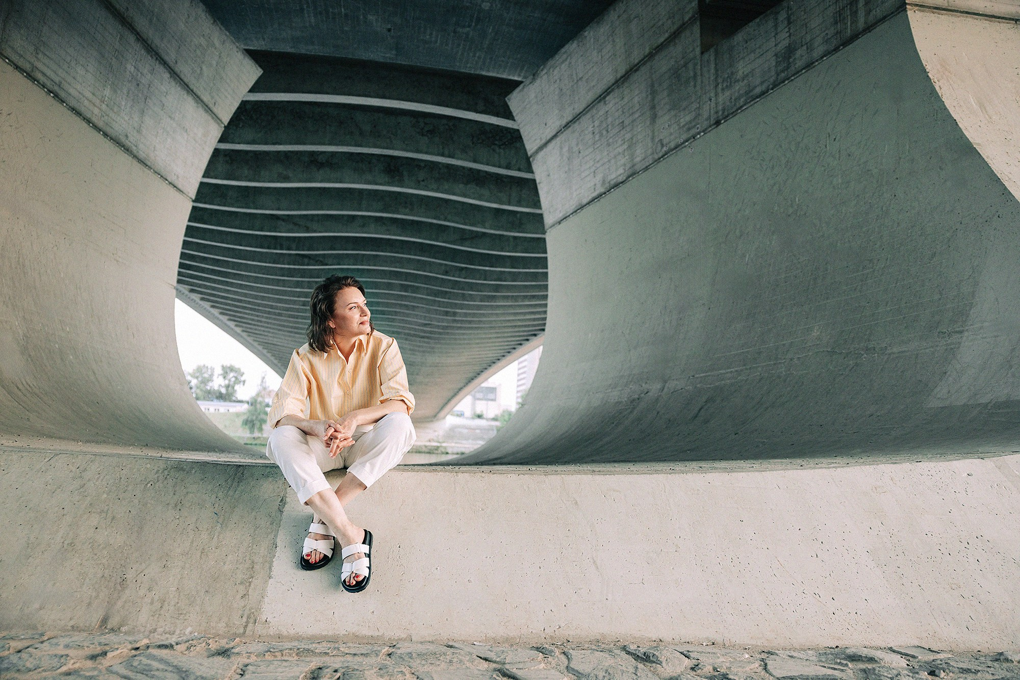 Elena in Troja bridge. Rodinný a svatební fotograf v Praze