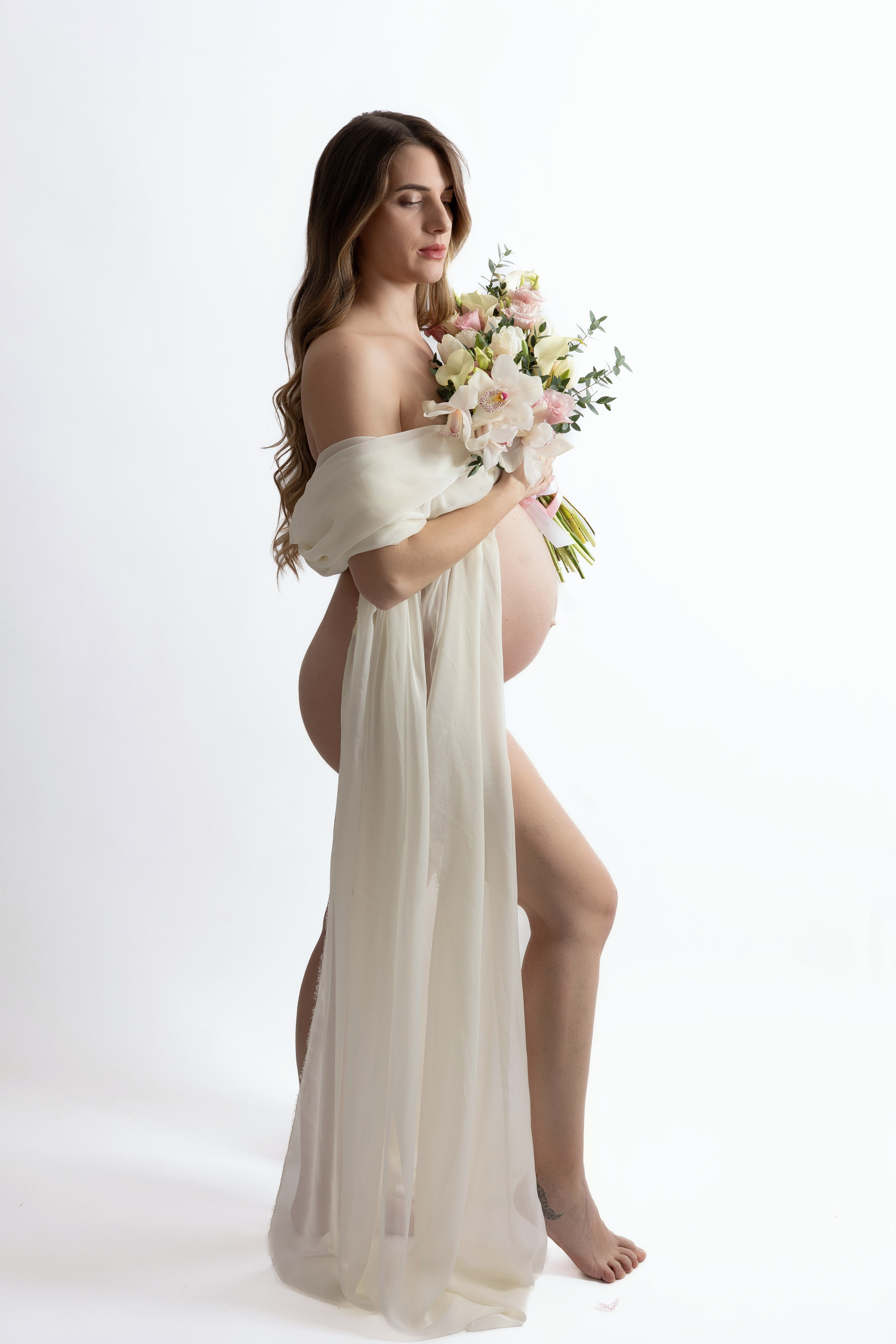 Schwangerschaftsfoto mit Blumenarrangement auf dem Babybauch – kreative Fotografie in Hagen.