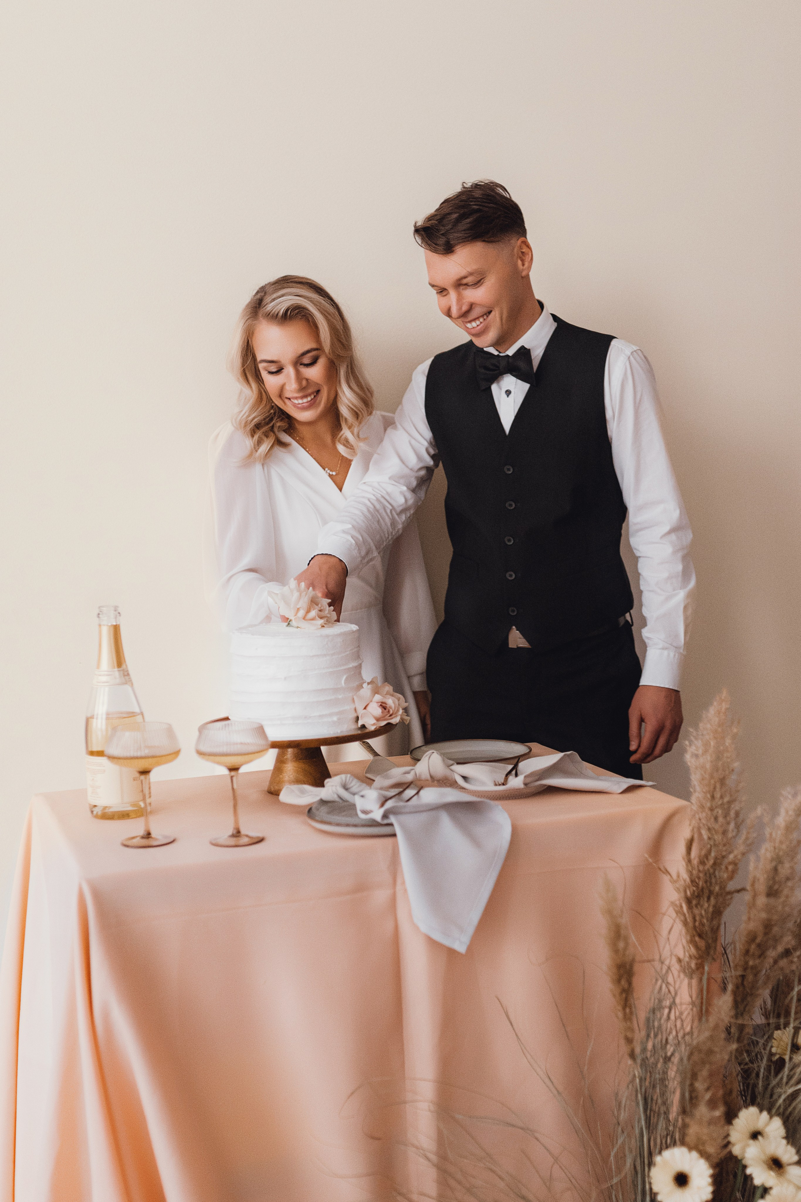 Luxury wedding photography in Finland with a documentary-style approach. Dokumentaarinen hääkuvaus, joka korostaa aitoja tunteita ja erityisiä hetkiä.