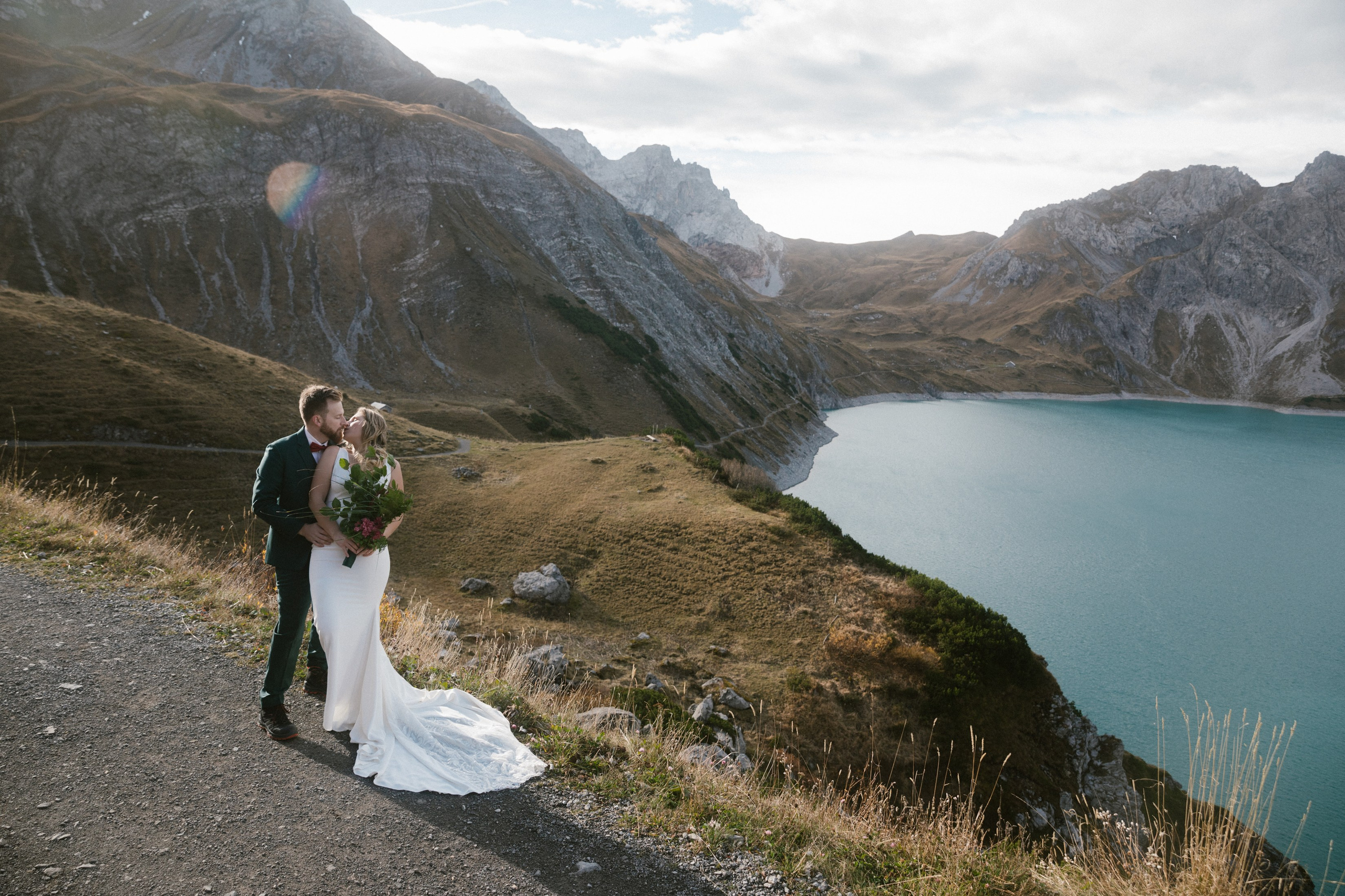 Romantischer Kuss am Lünersee mit Bergen bei Hochzeitsfotografie