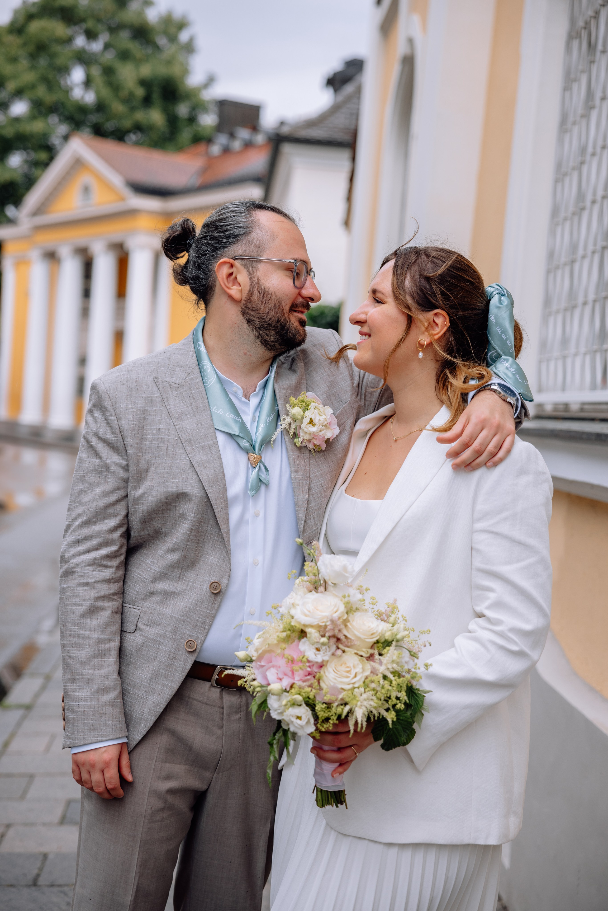 Brautpaar am Parkweg neben Standesamt Mandlstraße 14 – verliebte Blicke