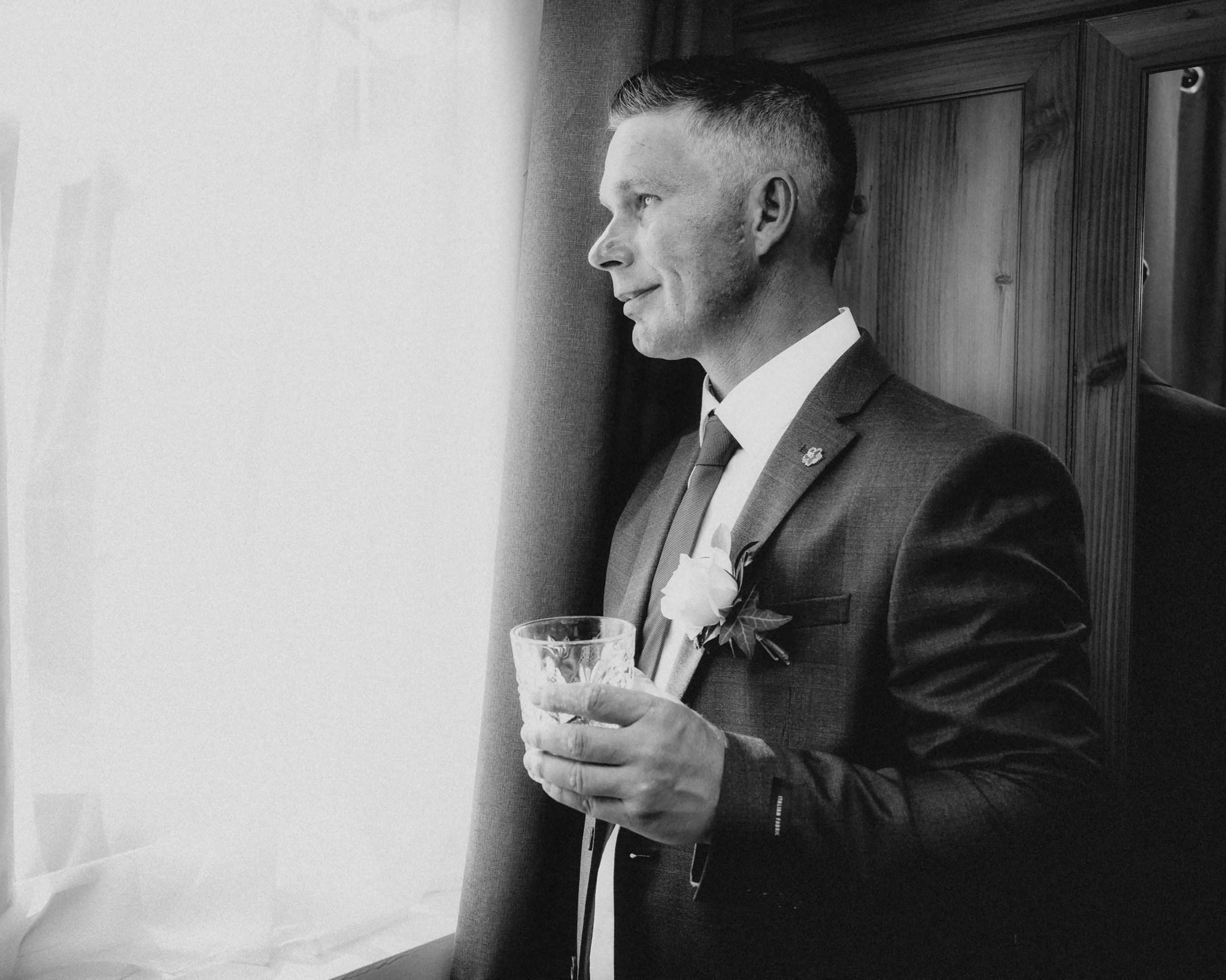 Mirele emotionat asteptand mireasa. Un moment sincer surprins de videograful de nunta Tantan Ionut, imortalizand emotia mirelui inaintea ceremoniei.