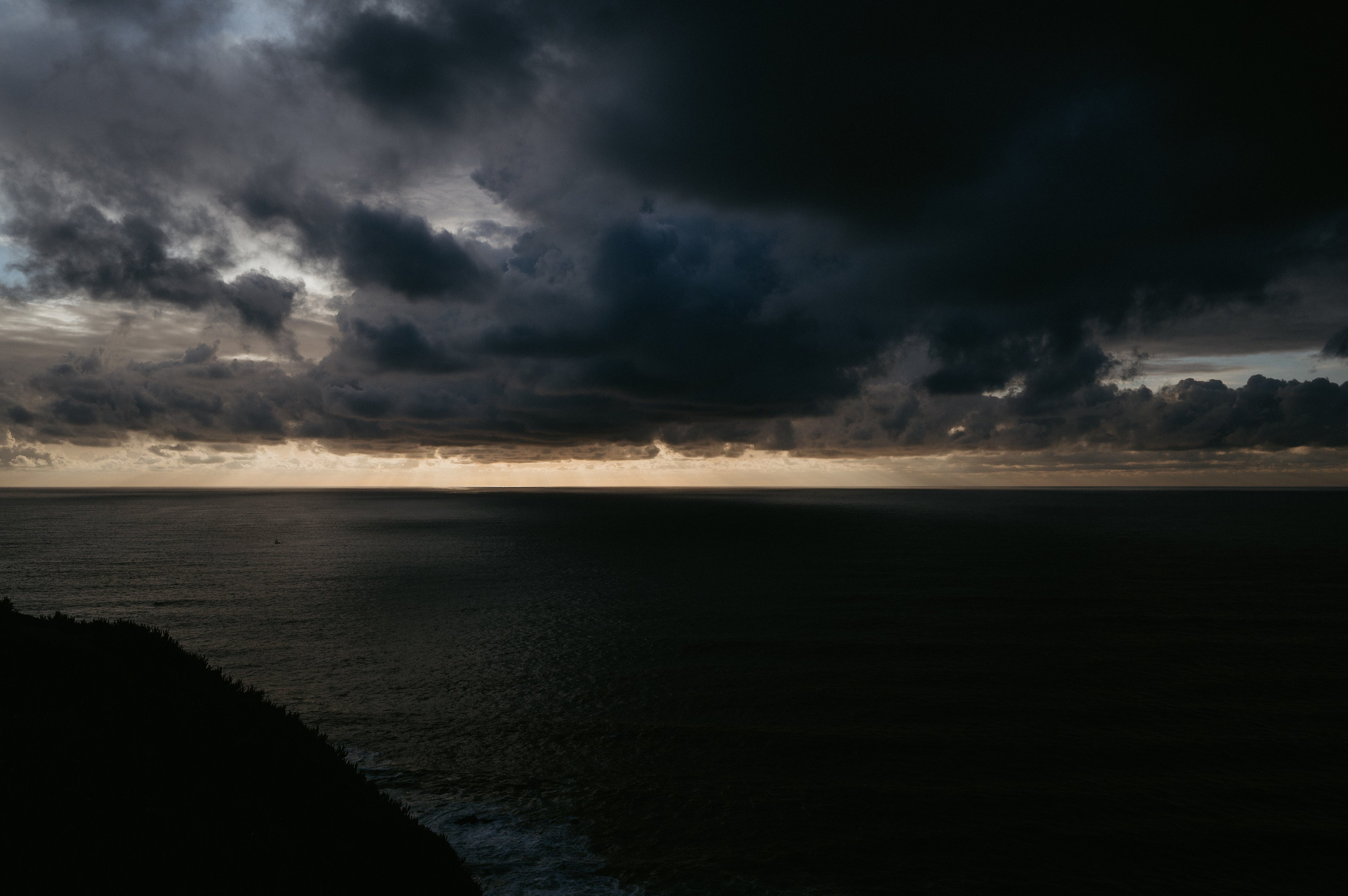 Praia da Ursa – ședință foto de cuplu într-un loc magic din Portugalia. Valentin Melen - fotograf de nunta 🤍