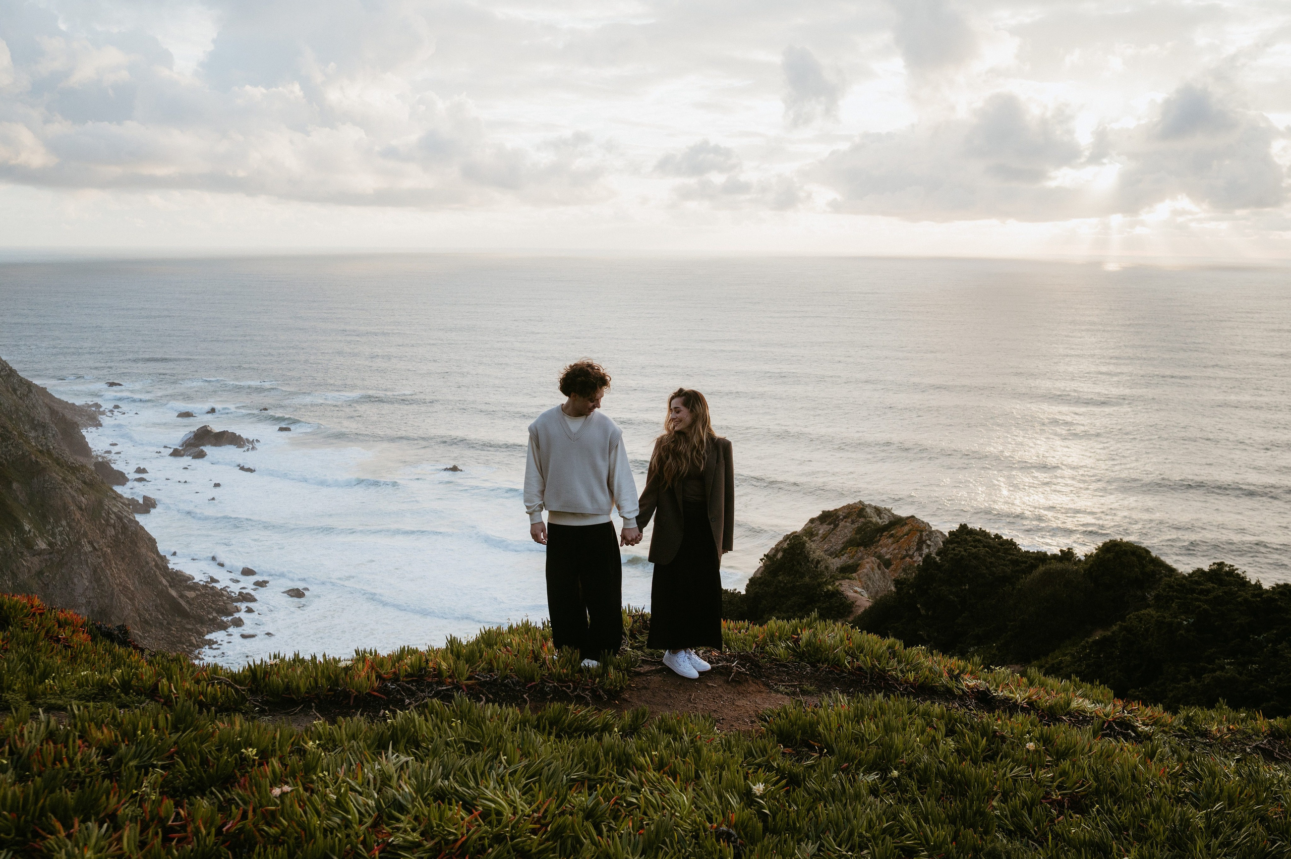 Praia da Ursa – ședință foto de cuplu într-un loc magic din Portugalia. Valentin Melen - fotograf de nunta 🤍
