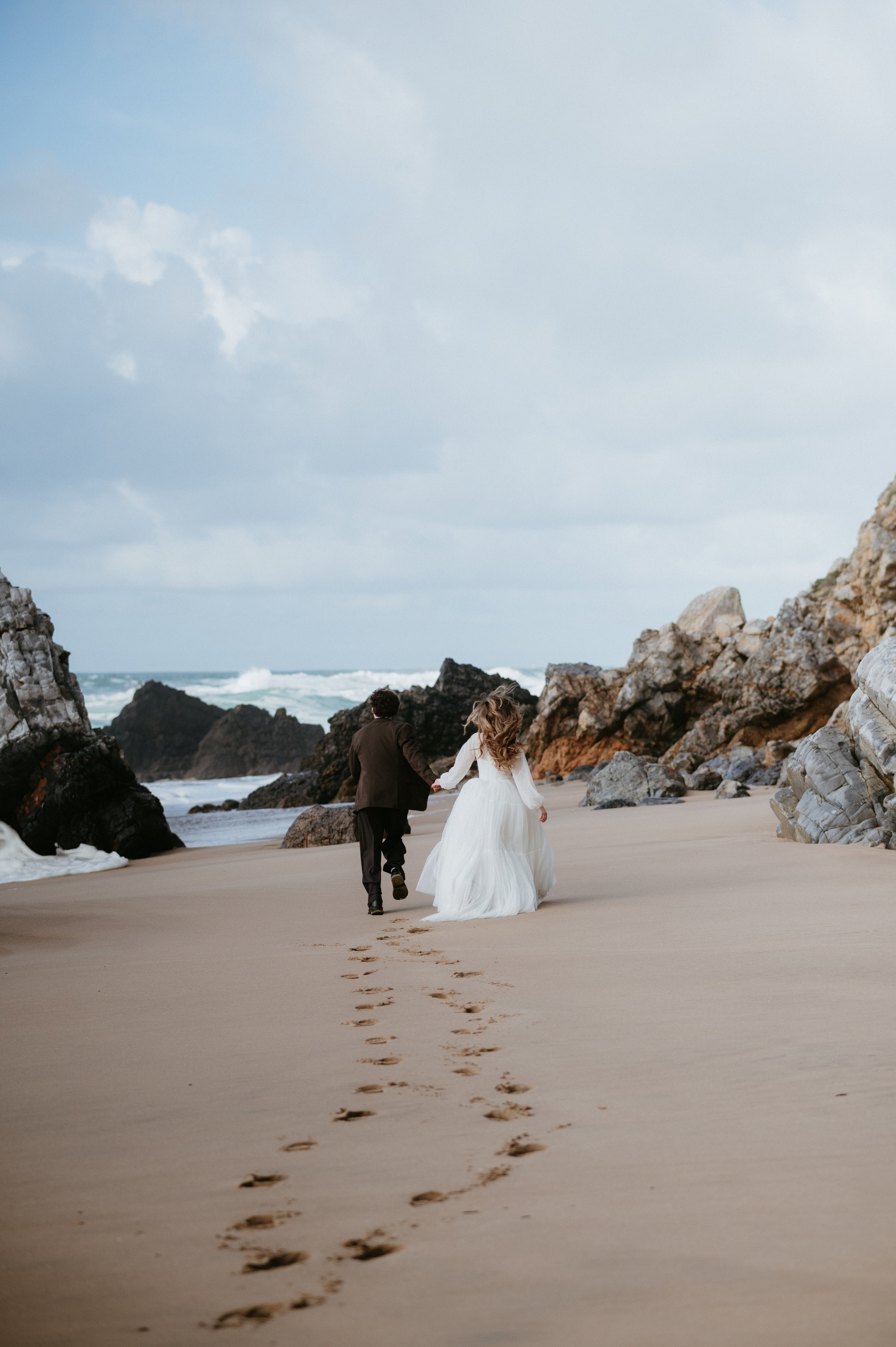 Ședință foto de nuntă pe plaja Adraga – emoție la malul oceanului Atlantic. Valentin Melen — wedding photographer