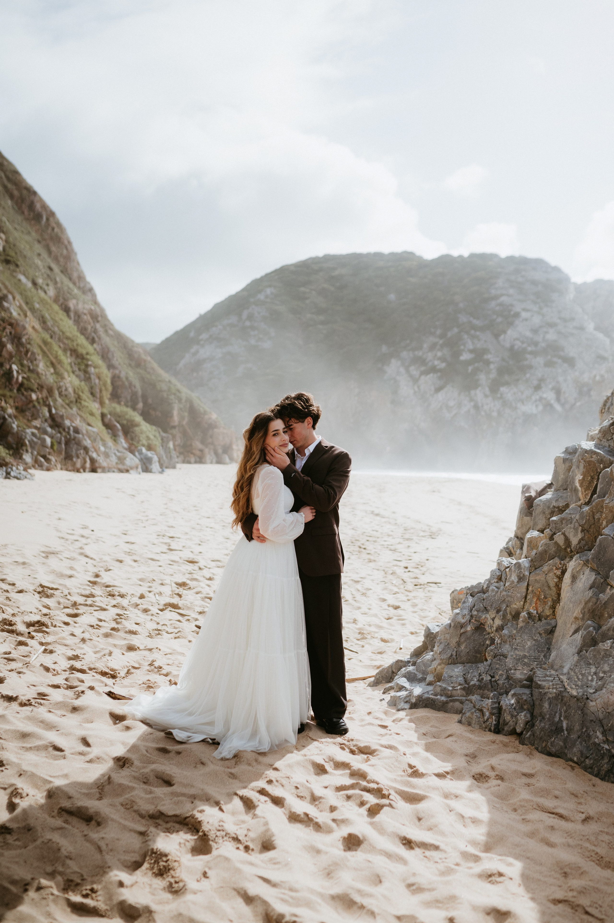 Ședință foto de nuntă pe plaja Adraga – emoție la malul oceanului Atlantic. Valentin Melen — wedding photographer