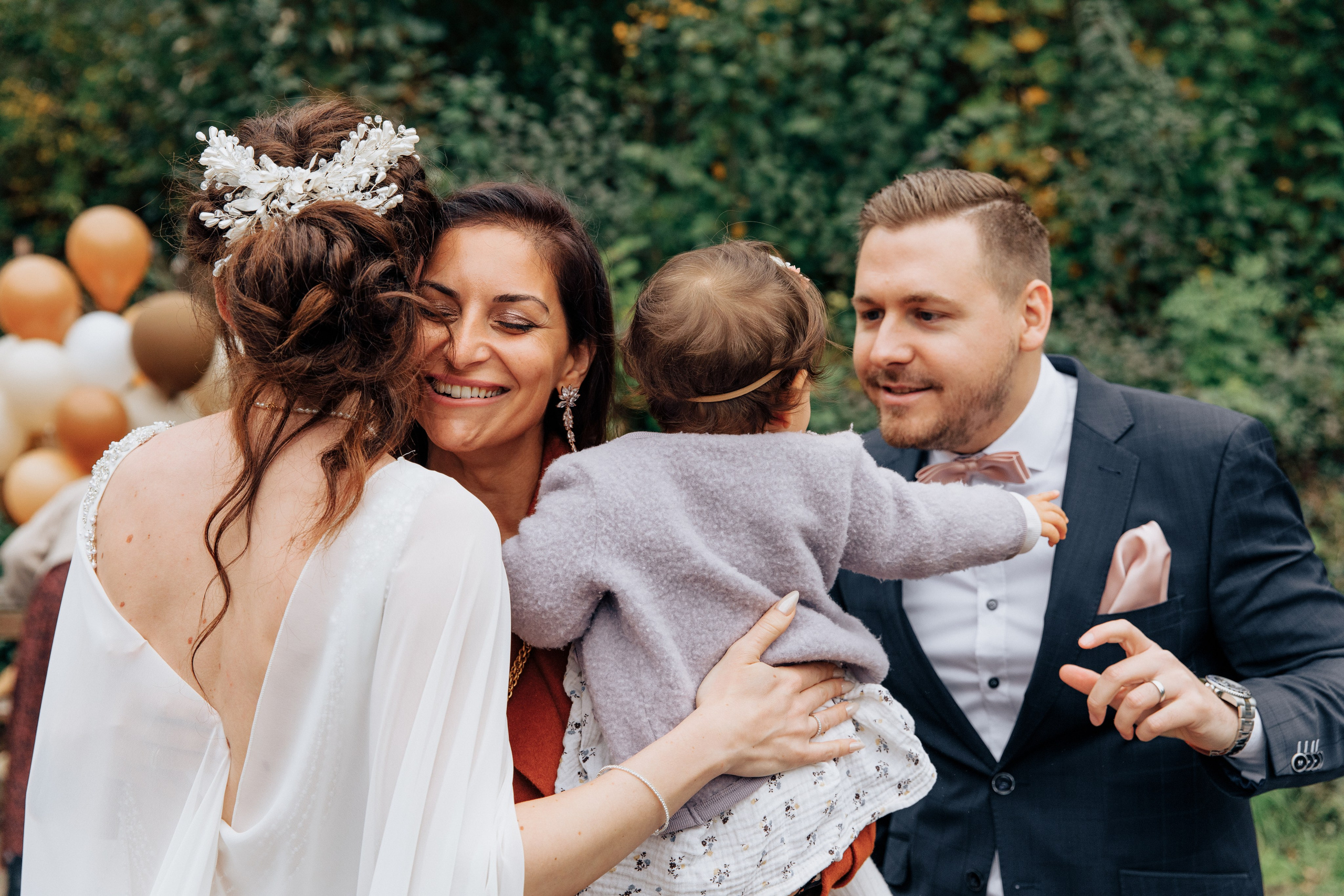 Die Familie mit einem kleinen Kind gratuliert der Braut.