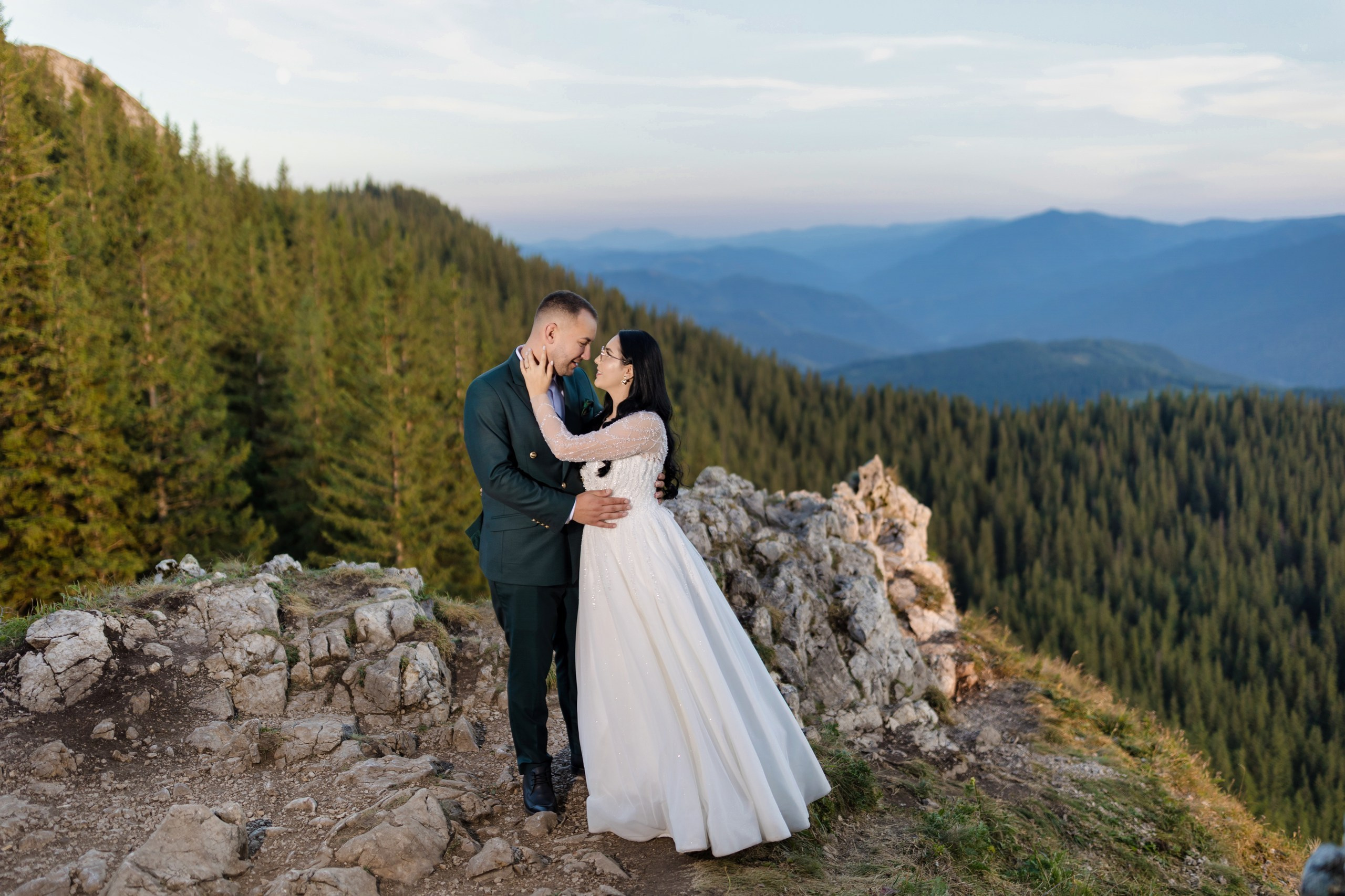 - nunta--fotograf-profesionist-botosani - fotografie-nunta-romantica - imagini-nunta-in-natura-alin-chirila-fotograf - fotografii-cuplu-indragostit-nunta-botosani - sedinta-foto-miri-andrei-iustina-alinofotostudio - amintiri-din-nunta-realizate-de-fotograf-profesionist - povestea-nuntii-andrei-si-iustina-in-imagini-alinofotostudio-fotograf evenimente- evenimente Botoșani -fotograf Suceava - fotograf Iași- servicii foto. servicii foto Botoșani. servicii foto video Botoșani. fotograf nunta. fotograf evenimente. fotograf nunta Botoșani. Alin chirila. Alin chirila fotograf. Alinofotostudio.- servicii foto. servicii foto Botoșani. servicii foto video Botoșani. fotograf nunta. fotograf evenimente. fotograf nunta Botoșani. Alin chirila. Alin chirila fotograf. Alinofotostudio.fotograf stare civilă,poze stare civilă,album foto stare civilă,servicii foto suceava,fotograf evenimente suceava,fotograf nuntă suceava,poze cununie civilă,ședință foto stare civilă,sesiune foto suceava,fotograf profesionist suceava,fotograf botosani,stare civila botosani,alinofotostudio,alin chirila fotograf.servicii foto. servicii foto Botoșani. servicii foto video Botoșani. fotograf nunta. fotograf evenimente. fotograf nunta Botoșani. Alin chirila. Alin chirila fotograf. Alinofotostudio.fotograf stare civilă,poze stare civilă,album foto stare civilă,servicii foto suceava,fotograf evenimente suceava,fotograf nuntă suceava,poze cununie civilă,ședință foto stare civilă,sesiune foto suceava,fotograf profesionist suceava,fotograf botosani,stare civila povestitor prin fotografiebotosani,alinofotostudio,alin chirila fotograf,servicii foto. servicii foto Botoșani. servicii foto video Botoșani. fotograf nunta. fotograf evenimente. fotograf nunta Botoșani. Alin chirila. Alin chirila fotograf. Alinofotostudio.fotograf stare civilă,poze stare civilă,album foto stare civilă,servicii foto suceava,fotograf evenimente suceava,fotograf nuntă suceava,poze cununie civilă,ședință foto stare civilă,sesiune foto suceava,fotograf profesionist suceava,fotograf botosani,stare civila botosani,alinofotostudio,alin chirila fotograf,cununie religioasă botoșani,andreea și neculai,capela militară botoșani,foto conacul zăicești,fotograf nuntă botoșani,fotograf cununie religioasă,foto evenimente botoșani,poze cununie capela militară,ședință foto zăicești,fotograf profesionist botoșaniMire și mireasă – Sergiu & Liliana – ziua nunții, 2024 - Emoții în ziua nunții – Sergiu și Liliana - Dansul mirilor – fotografie artistică nuntă 2024 - Sedinta foto romantică în natură – Sergiu & Liliana - Rochia de mireasă și detalii de nuntă elegan-Album de cununie civilă Florin și Anda – Fotografii profesionale realizate de Alin Chirilă în Botoșani -fotograf prin fotografie-Ședință foto Trash the Dress pe muntele Rarău cu Iulian și Iuliana – fotografie de cuplu, natură montană, emoție autentică surprinsă de Alin Chirilă, povestitor prin fotografie.- "Iulian și Iuliana pe crestele Rarăului – fotografie Trash the Dress în natură" - "Cuplu îmbrățișat la apus pe muntele Rarău – ședință foto după nuntă" - "Rochie de mireasă în vânt pe munte – Trash the Dress Rarău-1. Iulian și Iuliana pe muntele Rarău – ședință foto Trash the Dress în natură, cu peisaj montan spectaculos 2. Cuplu în îmbrățișare pe Rarău – emoție autentică surprinsă după nuntă 3. Rochie de mireasă în bătaia vântului – fotografie artistică Trash the Dress în munți 4. Mire și mireasă privind spre orizont – dragoste și libertate pe muntele Rarău 5. Iuliana zâmbind în rochia de mireasă – portret în natură, Trash the Dress 6. Iulian ținându-și mireasa de mână – ședință foto romantică pe munte 7. Detaliu cu rochia pe stâncă – estetică naturală Trash the Dress Rarău 8. Cuplu în mers pe poteca Rarăului – fotografie simbolică de după nuntă 9. Apus de soare pe Rarău în spatele mirilor – imagine de poveste Trash the Dress 10. Iulian și Iuliana râzând împreună – momente autentice surprinse de Alin Chirilă, povestitor prin fotografie