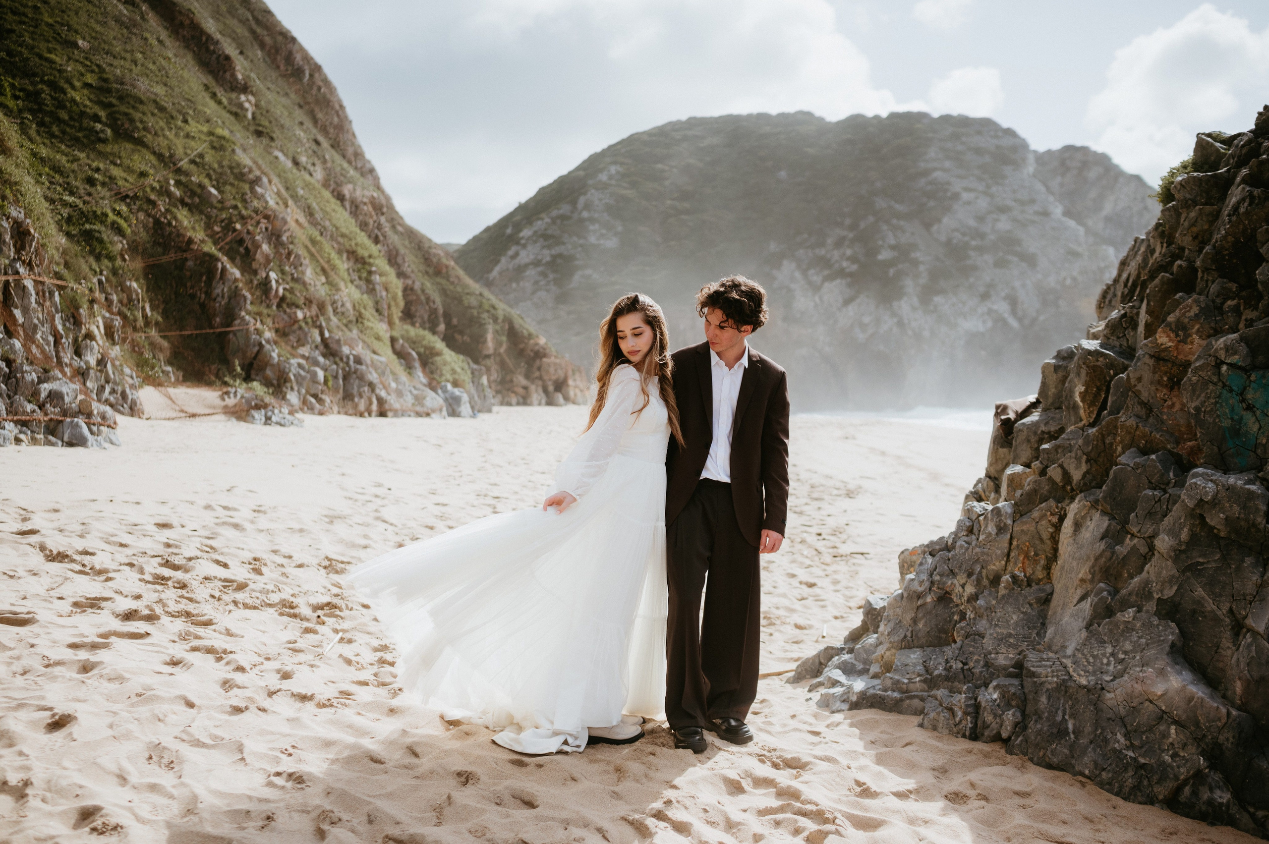 Ședință foto de nuntă pe plaja Adraga – emoție la malul oceanului Atlantic. Valentin Melen — wedding photographer