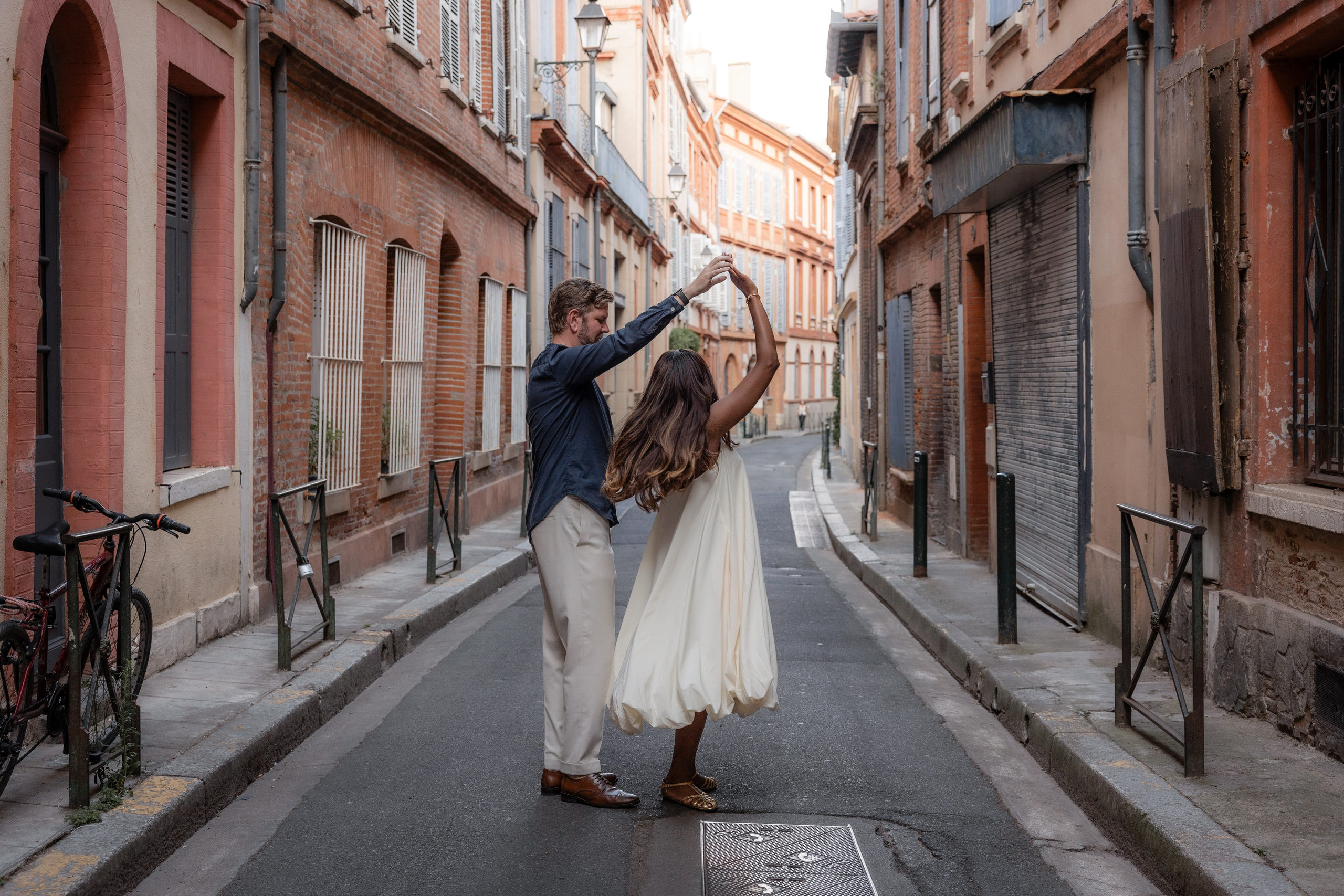 Engagement loves tory photoshoot in Toulouse. Anah & Andrew. Eugenie Smirnova — wedding, corporate and lifestyle photographer in Toulouse and Southwest France