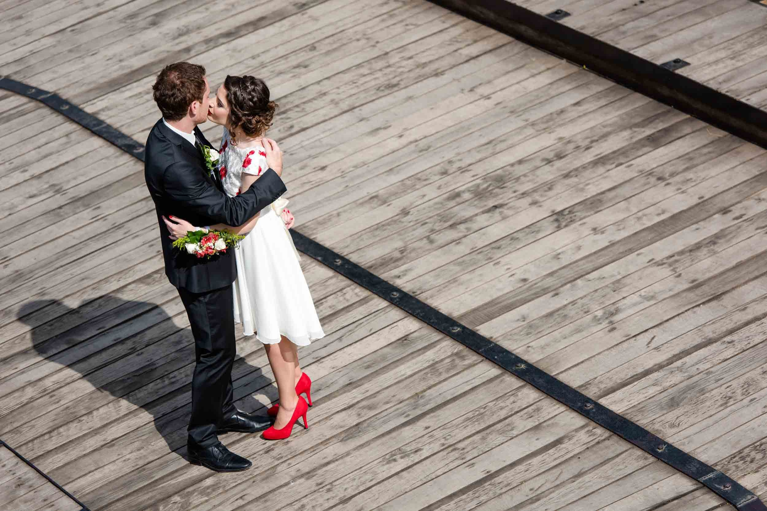 Romantični ples mladenaca na drvenom mostu Petrovaradinske tvrđave – emotivna fotografija venčanja