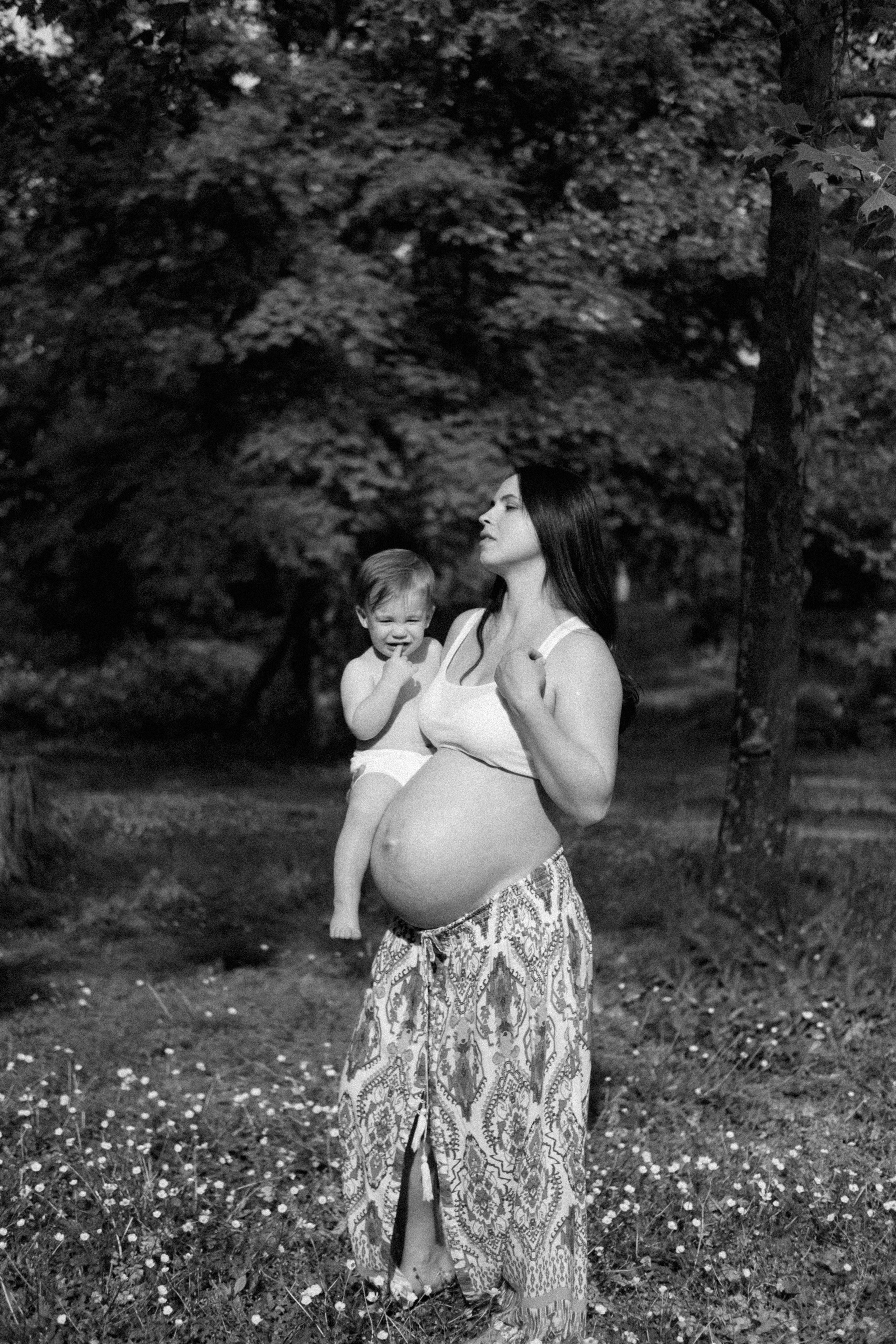 Spring Maternity Session at Bryan Park in Richmond, VA. Family Photographer Anna Dobrovolskaia | Richmond, VA