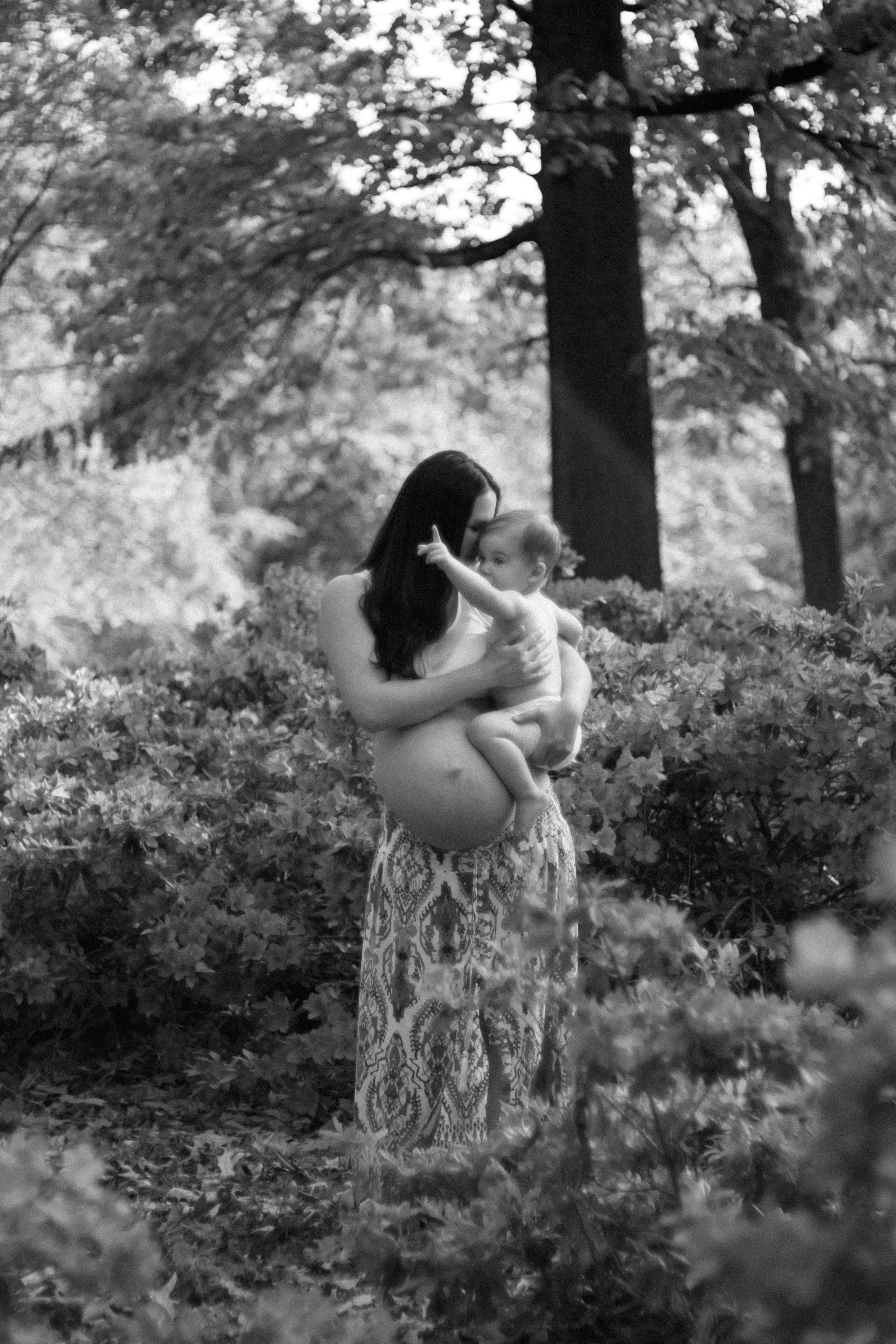 Spring Maternity Session at Bryan Park in Richmond, VA. Family Photographer Anna Dobrovolskaia | Richmond, VA