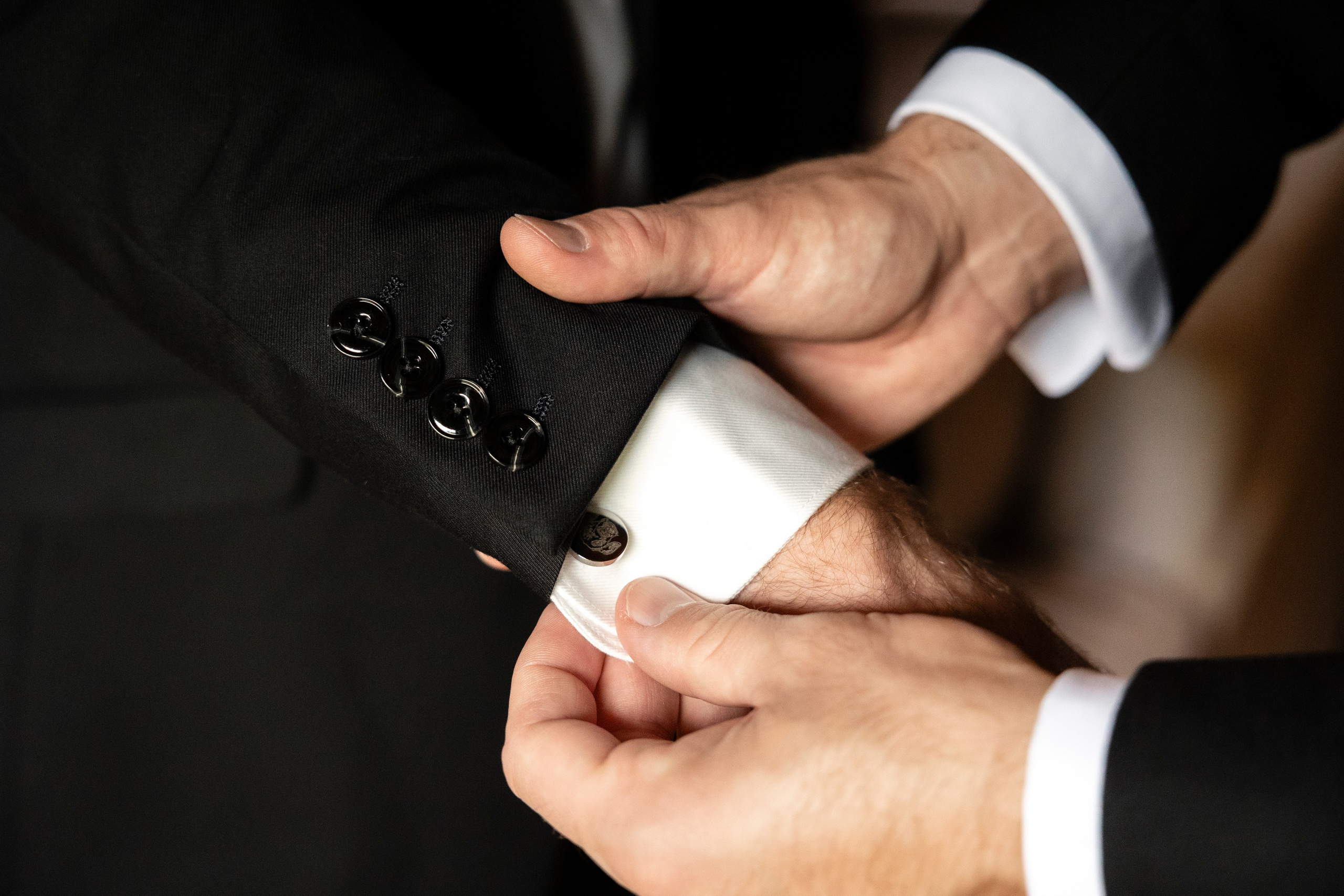 A romantic rainy-day wedding at Château Lagut. Eugenie Smirnova — wedding, corporate and lifestyle photographer in Toulouse and Southwest France