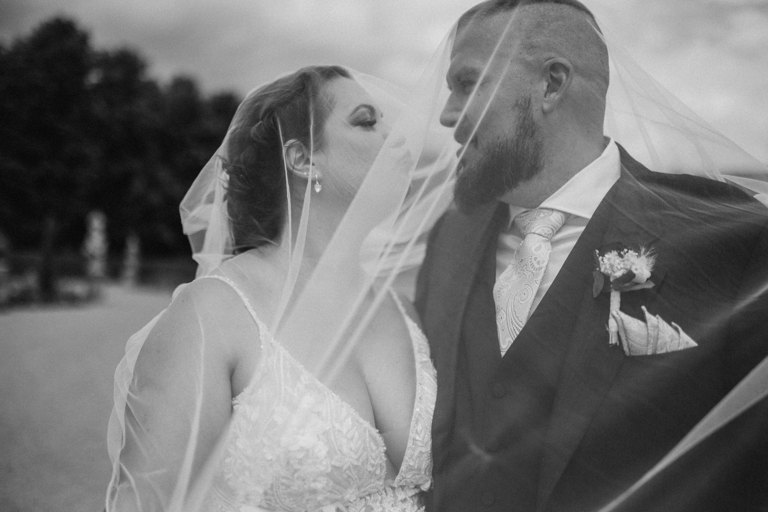 Hochzeitsfeier im Schloss Weikersheim – Festlich gedeckte Tafel mit romantischer Beleuchtung