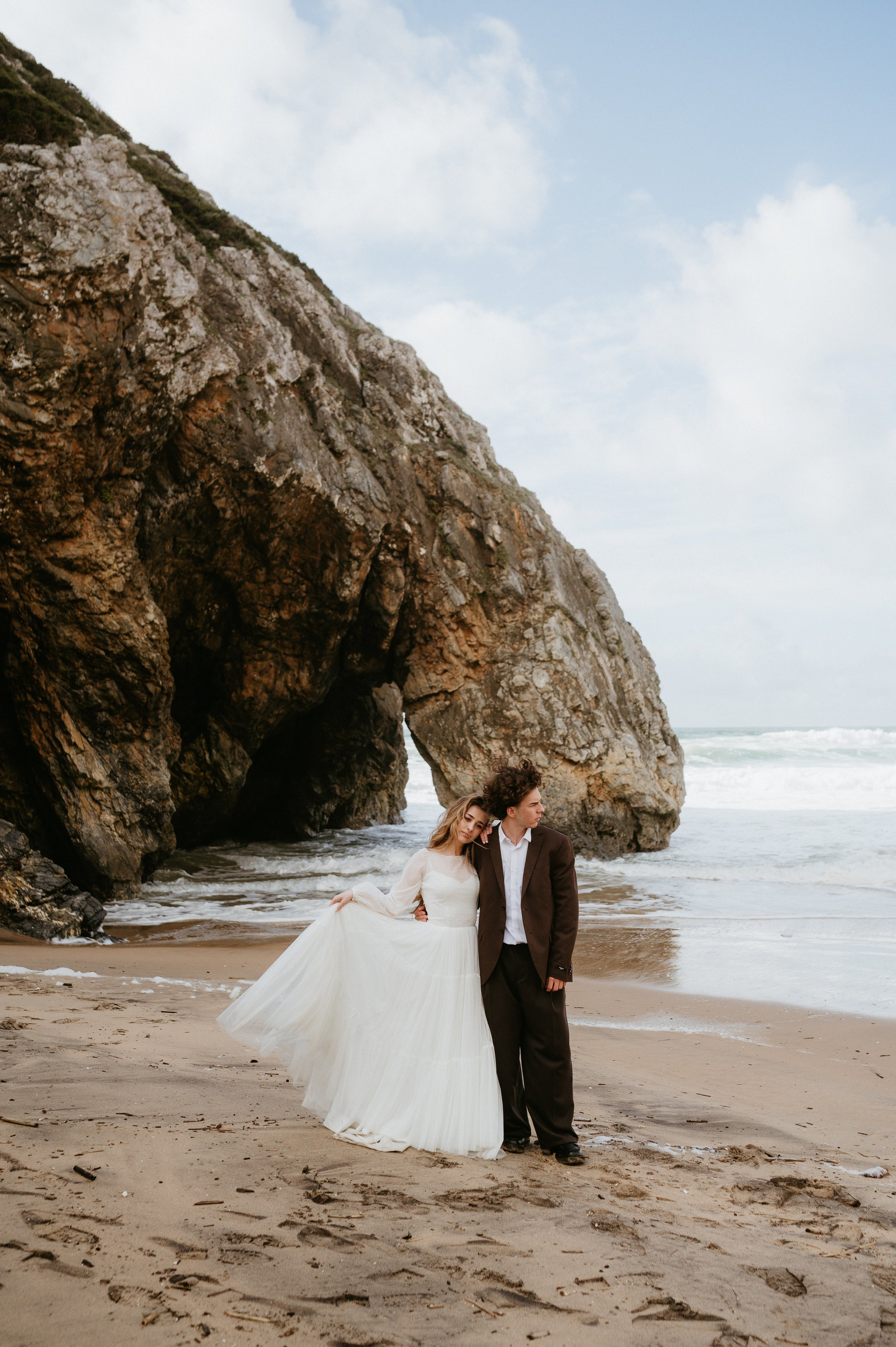 Ședință foto de nuntă pe plaja Adraga – emoție la malul oceanului Atlantic. Valentin Melen — wedding photographer