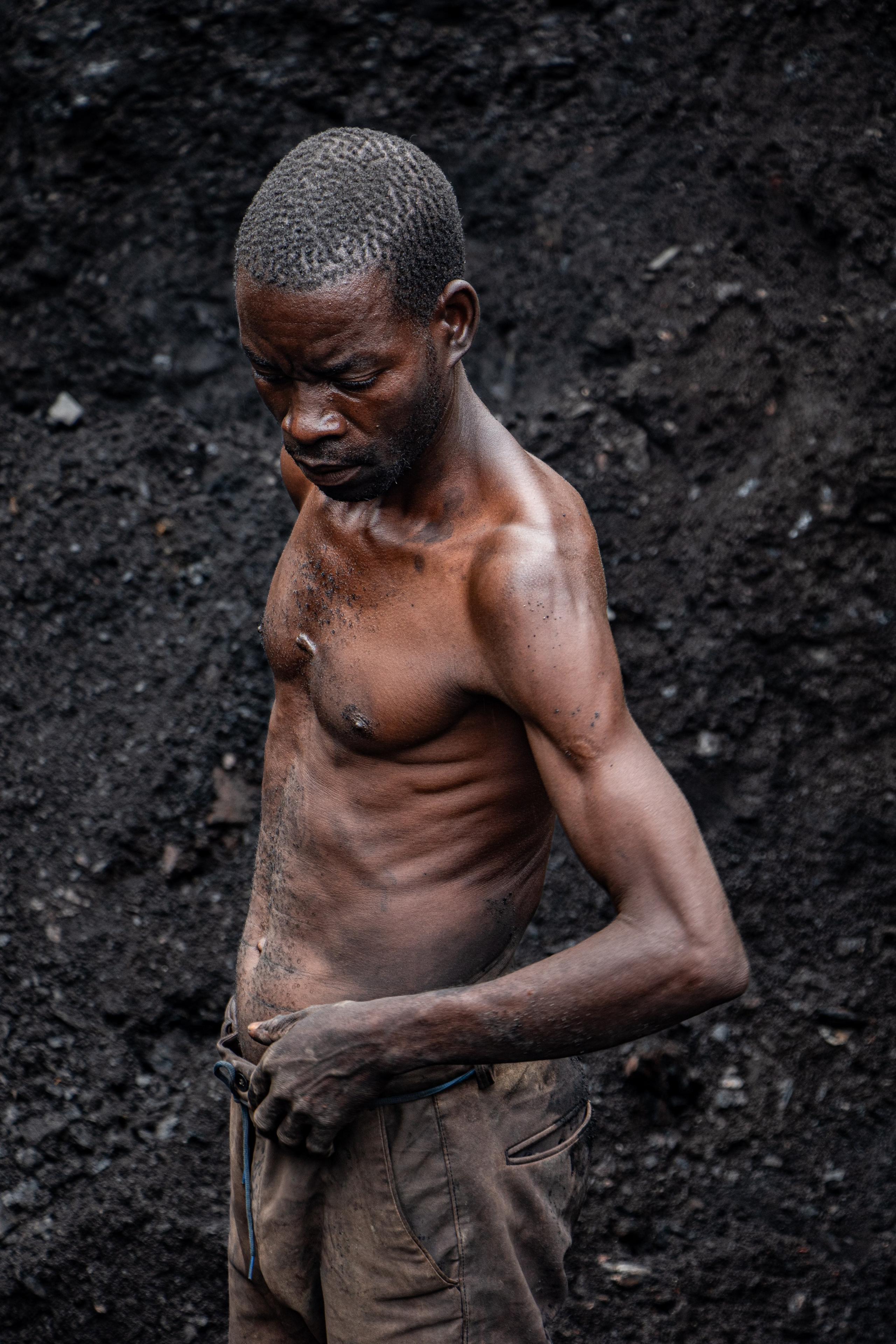 Plusieurs villages ont été déplacés pour faire place à l’exploitation minière, sans que des solutions de relogement décentes soient mises en place. Les habitants dénoncent la perte de leurs terres agricoles, la pollution des rivières et de l’air, et l’apparition de maladies respiratoires liées à la poussière de charbon.