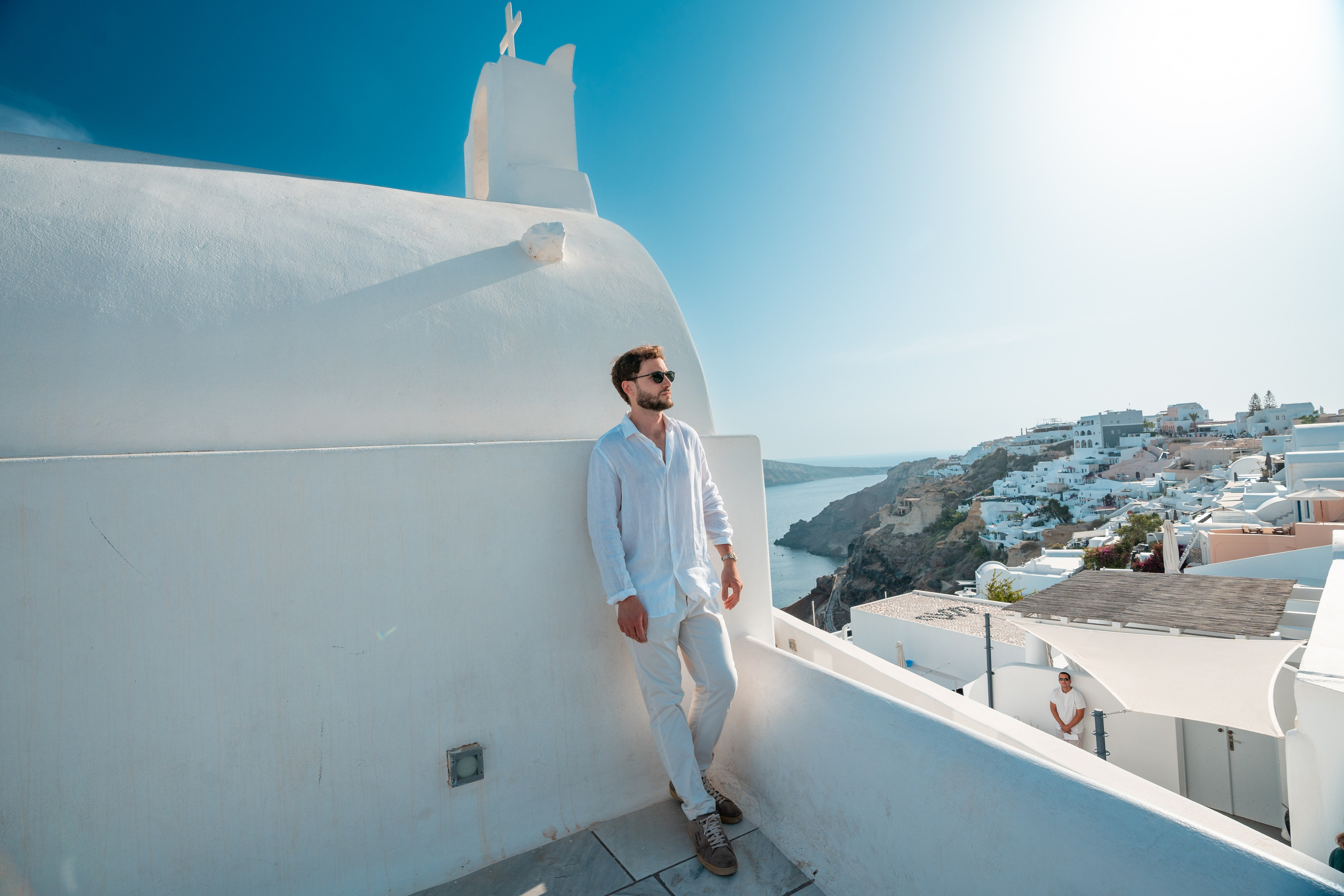 Capturer l’Élégance au Paradis: Séance Photo de Portrait à Santorin. Photographe vidéaste à Santorin|Séances photos de Robe volante Santorin|