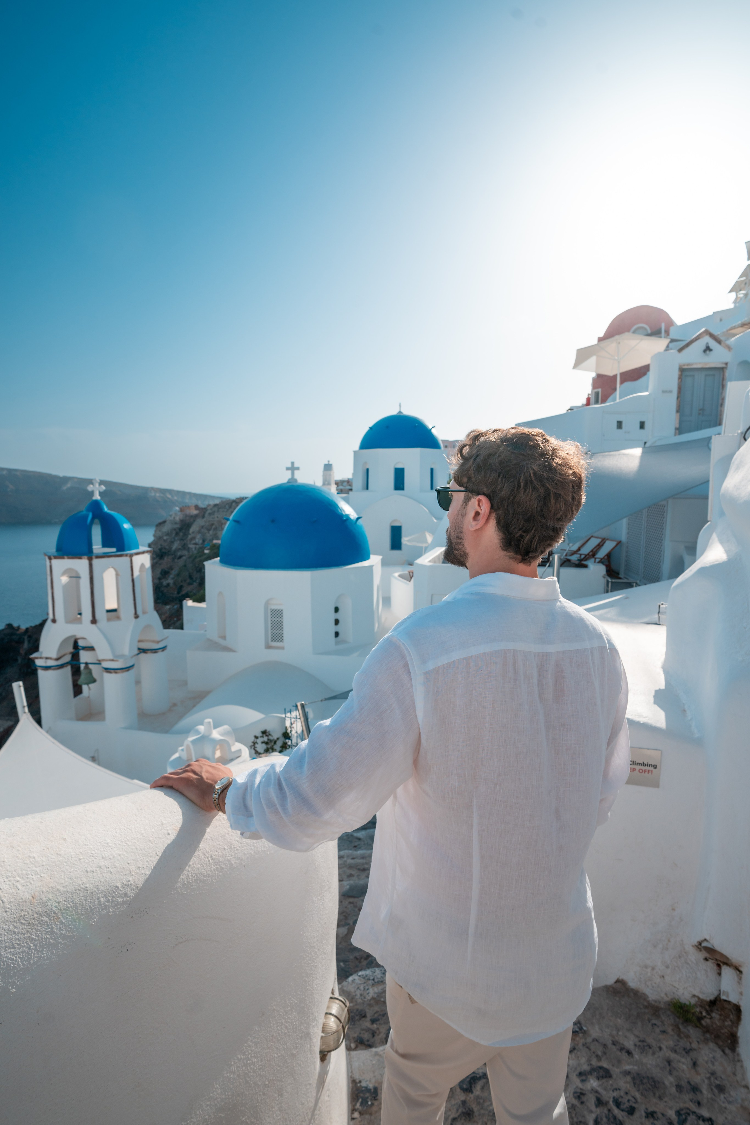 Capturer l’Élégance au Paradis: Séance Photo de Portrait à Santorin. Photographe vidéaste à Santorin|Séances photos de Robe volante Santorin|
