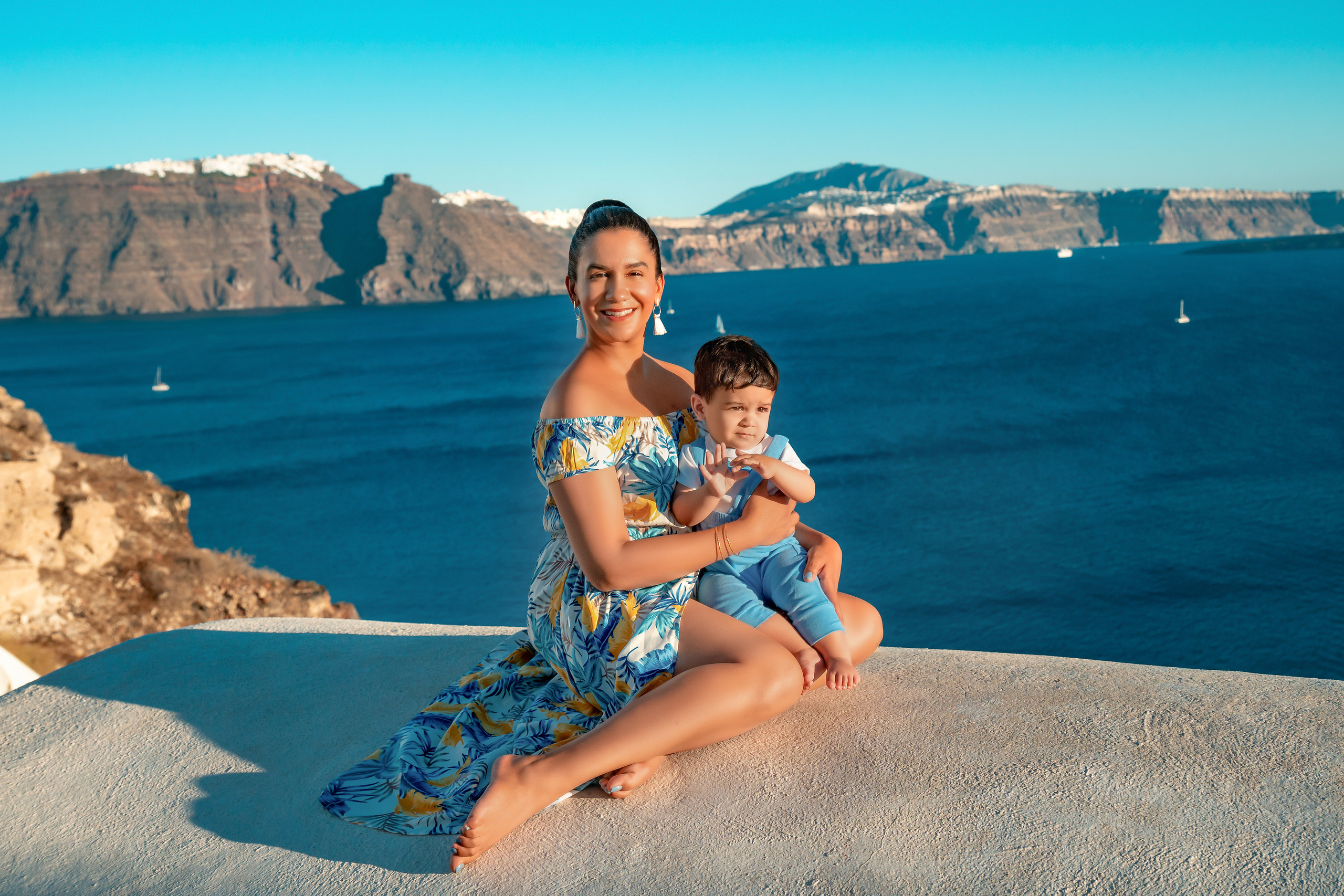 "Santorini’s Best Family Photographer – Timeless Memories with Sokolove""Preserve your family’s Santorini adventure with a stunning photography session by Sokolove. The perfect blend of natural emotions and breathtaking landscapes!"