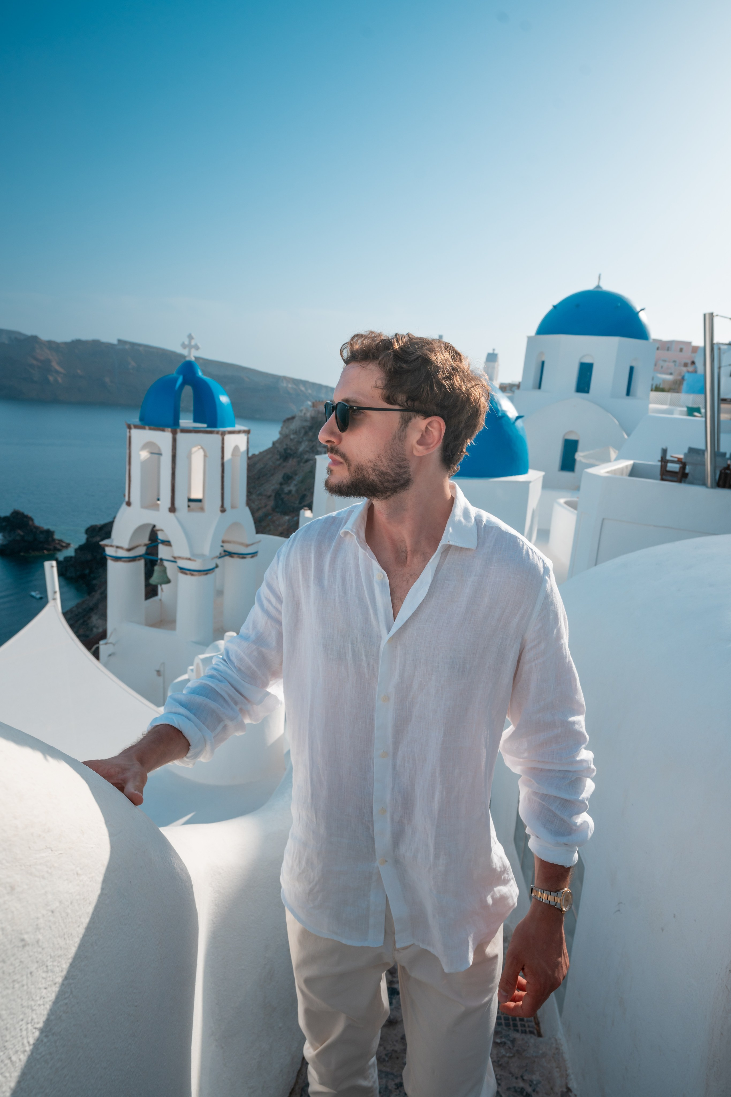 Capturer l’Élégance au Paradis: Séance Photo de Portrait à Santorin. Photographe vidéaste à Santorin|Séances photos de Robe volante Santorin|