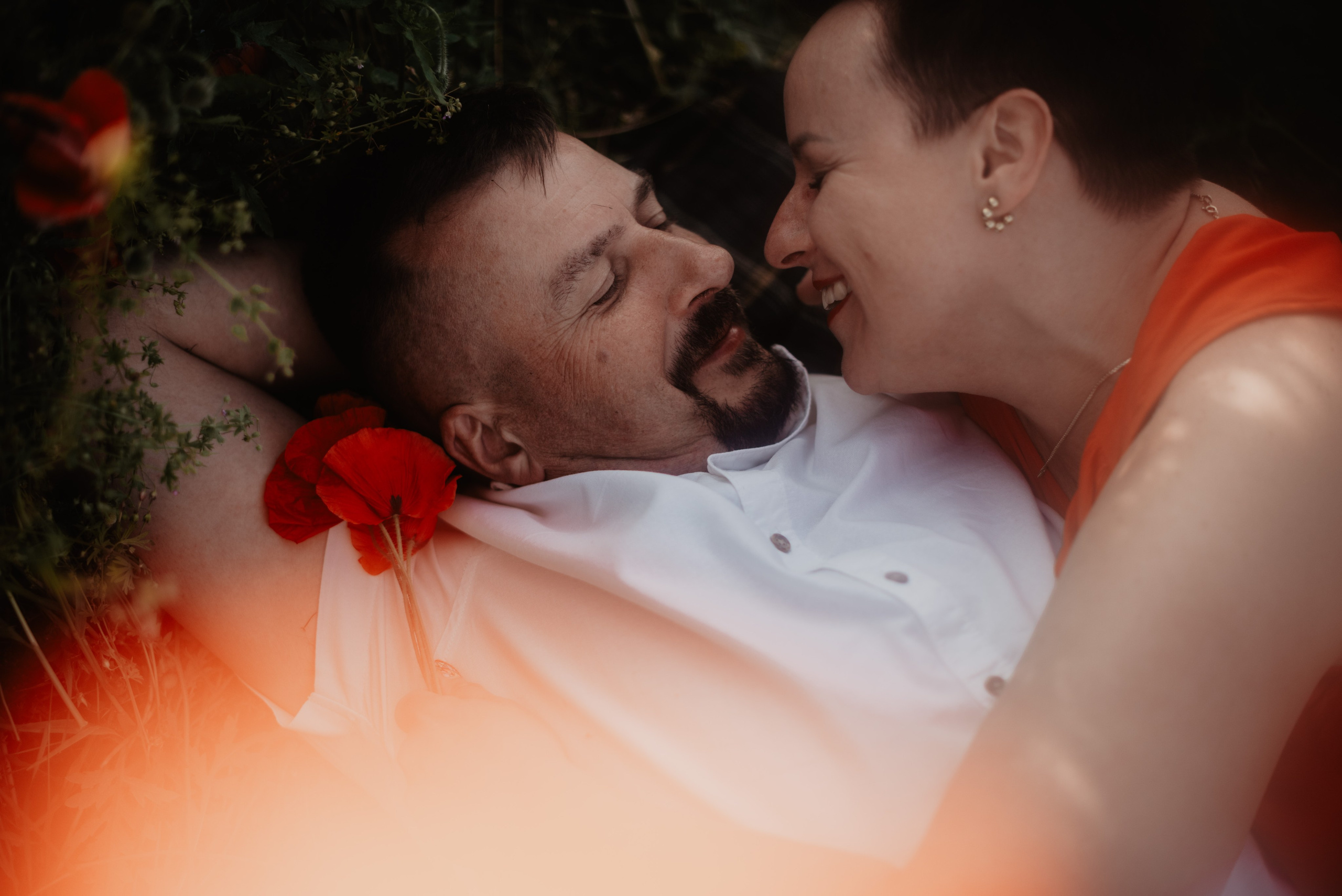 Kasia & Marcin. Pole makowe i zaskakujący finał sesji. Bałanda Fotografia – Sesje Kobiece, Rodzinne, Miłosne, Reportaże | Katowice Śląsk