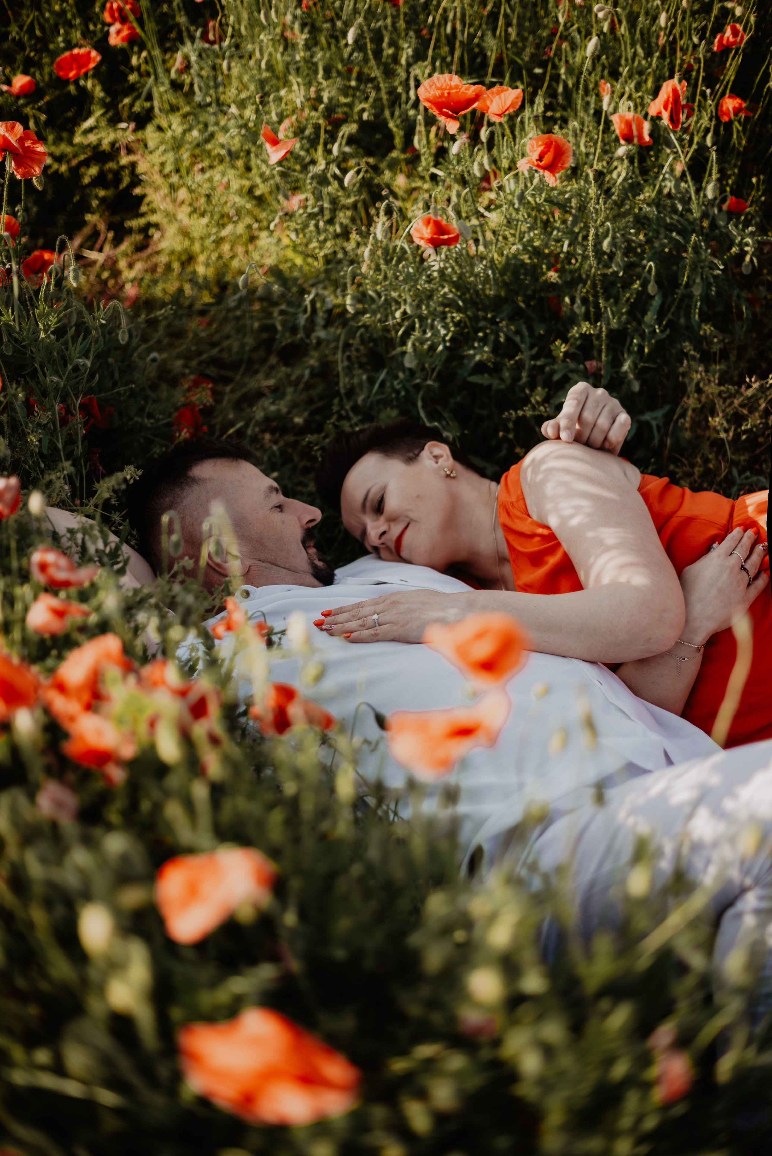 Kasia & Marcin. Pole makowe i zaskakujący finał sesji. Bałanda Fotografia – Sesje Kobiece, Rodzinne, Miłosne, Reportaże | Katowice Śląsk