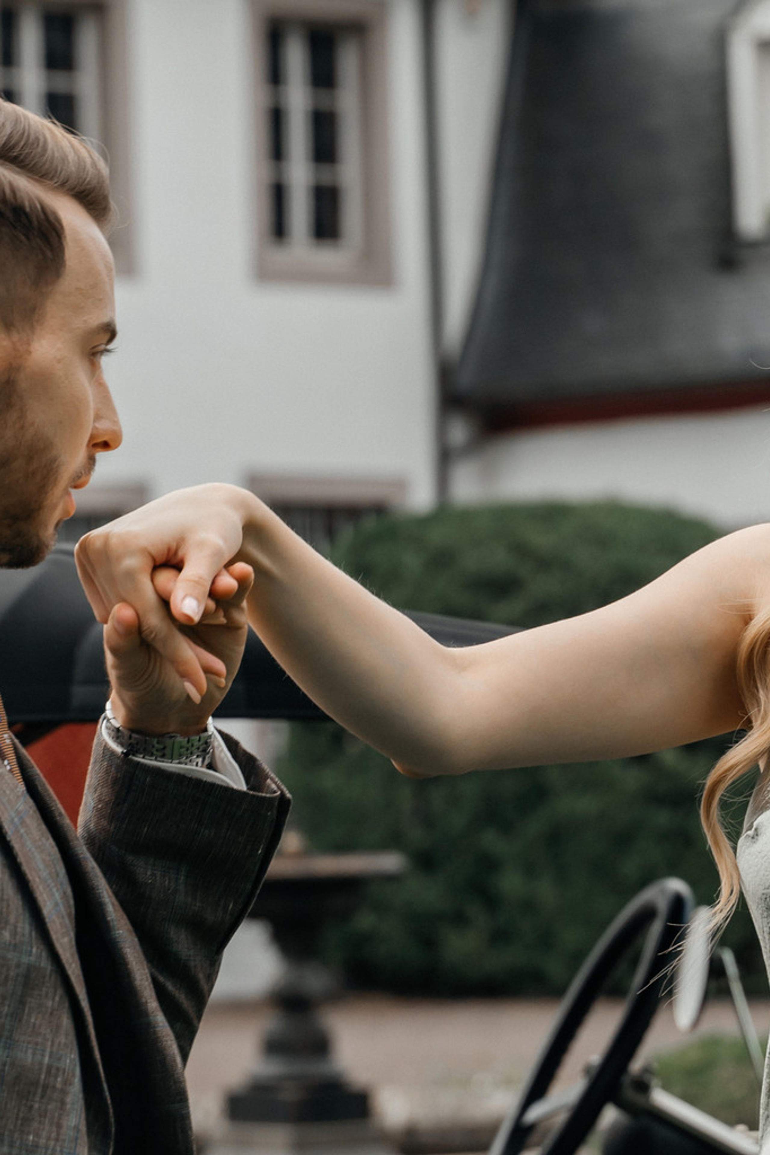 Heiße Love Story am Rheinufer. Hochzeitsfotograf für Moers, Niederrhein, Düsseldorf, NRW und Deutschland