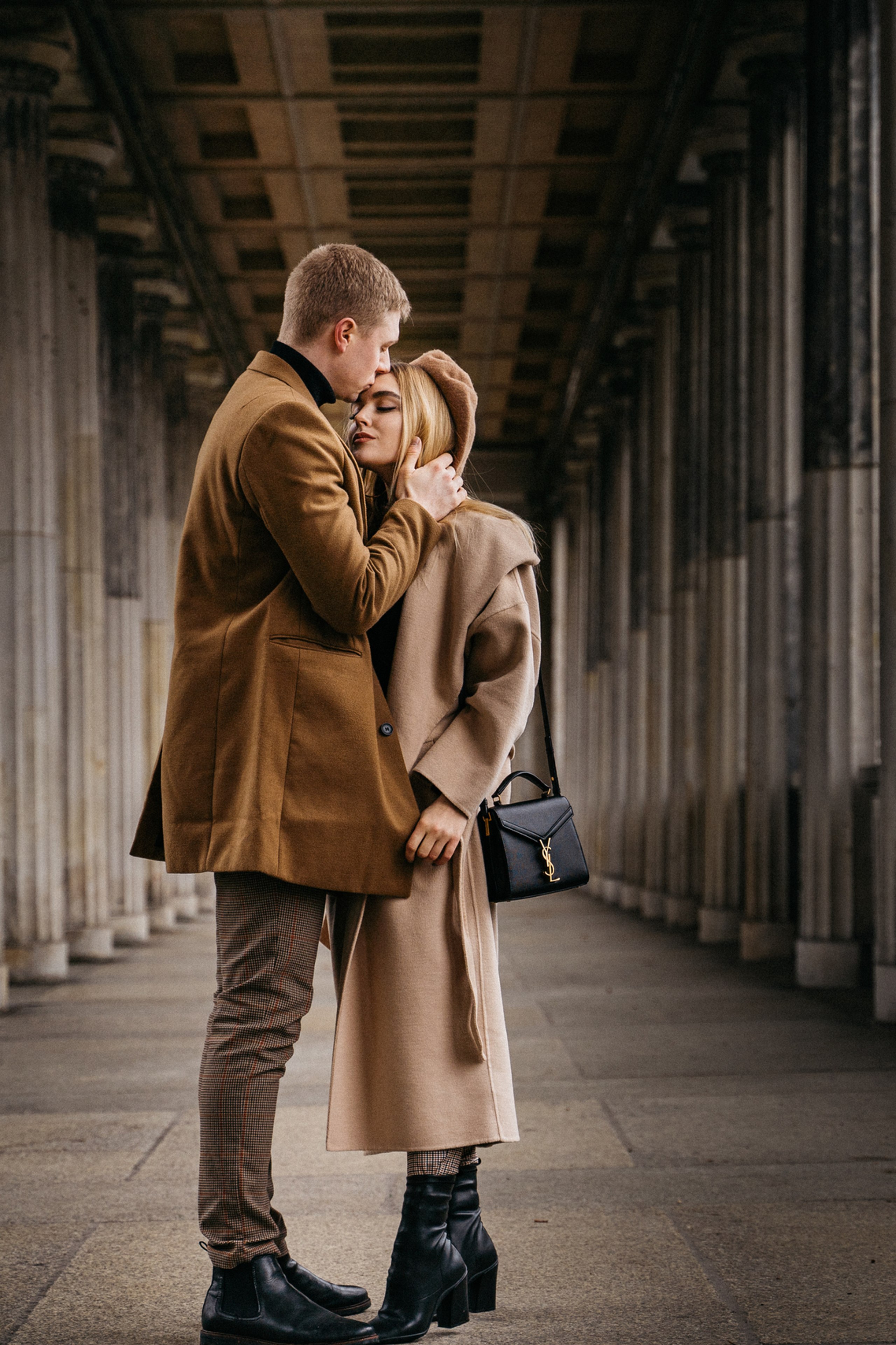 Heiße Love Story am Rheinufer. Hochzeitsfotograf für Moers, Niederrhein, Düsseldorf, NRW und Deutschland