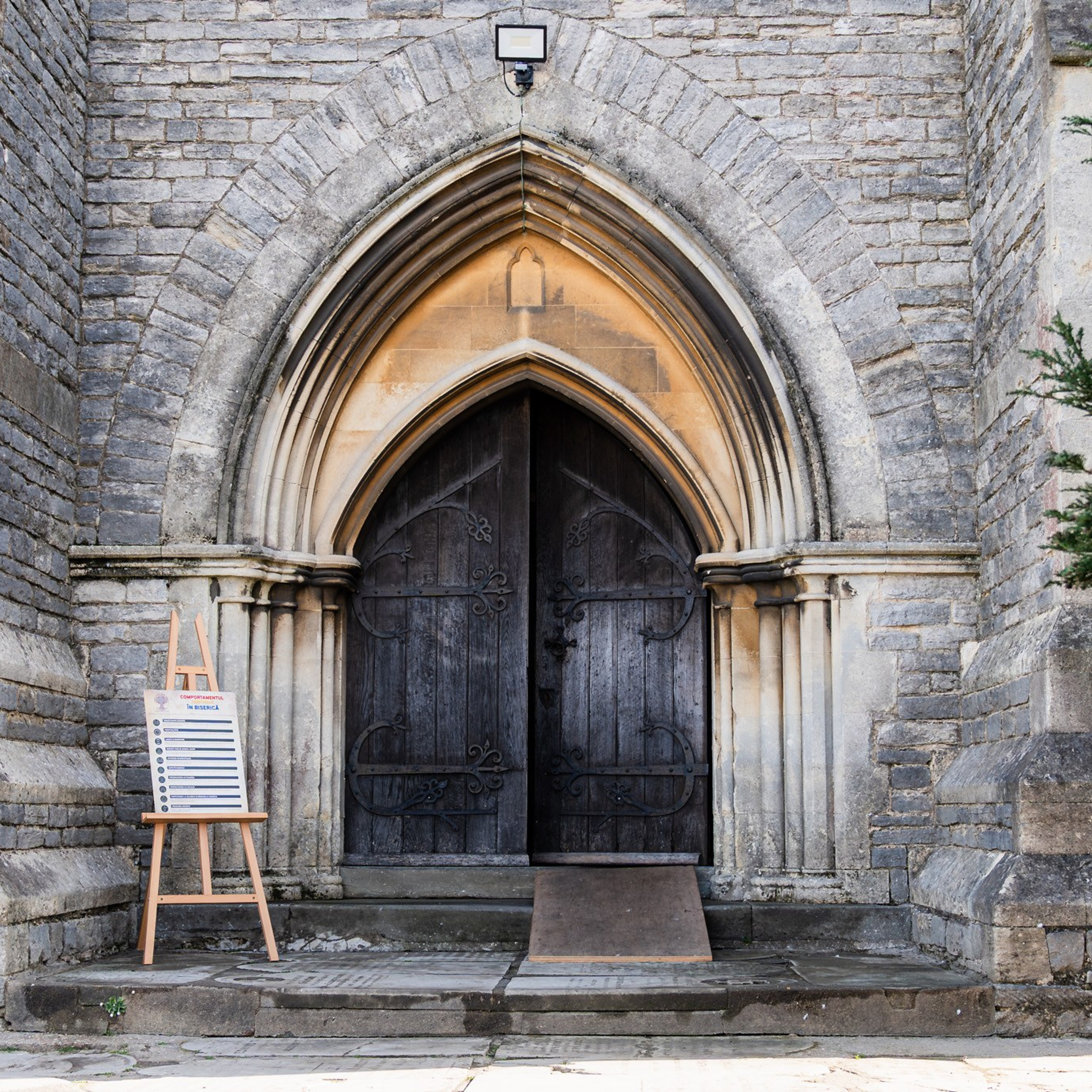 Sambata lui Lazar si Hramul la Biserica Romaneasca din Southampton — Slujba arhiereasca oficiata de PS Parinte Atanasie. TANTAN IONUT FOTO & FILM