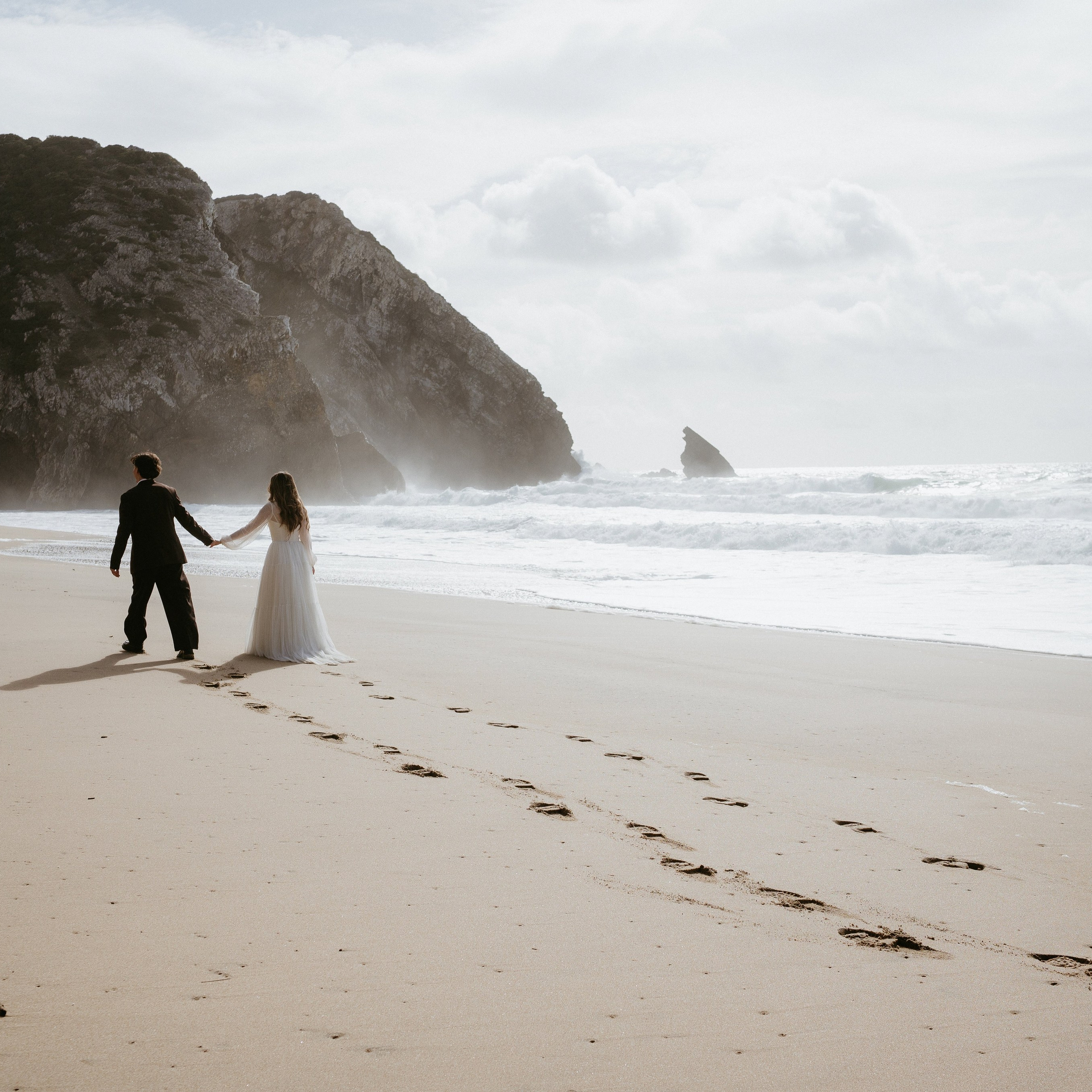 Ședință foto de nuntă pe plaja Adraga – emoție la malul oceanului Atlantic
